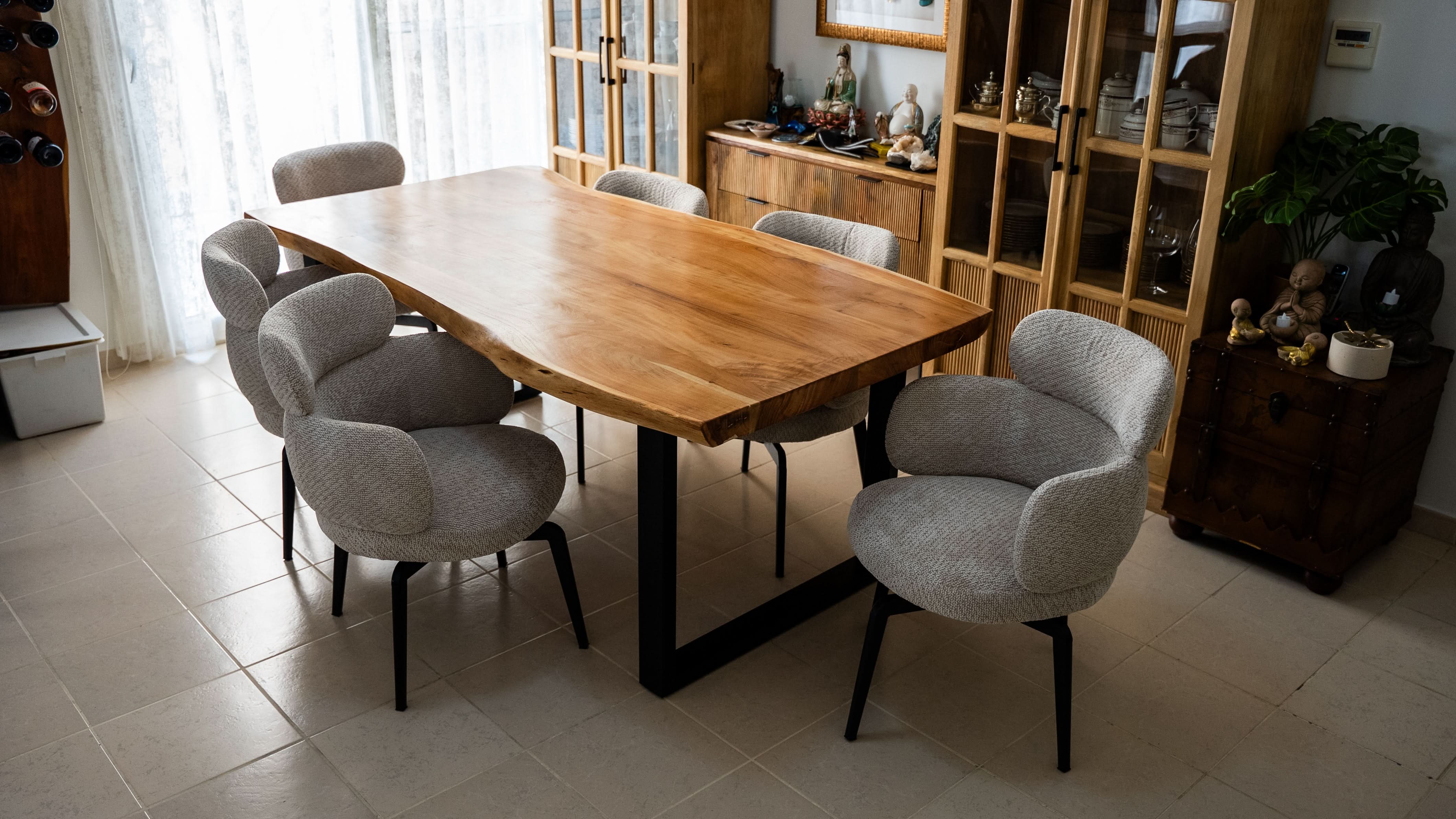 LIVE-EDGE ACACIA WOOD DINING TABLE - Art and craft furniture