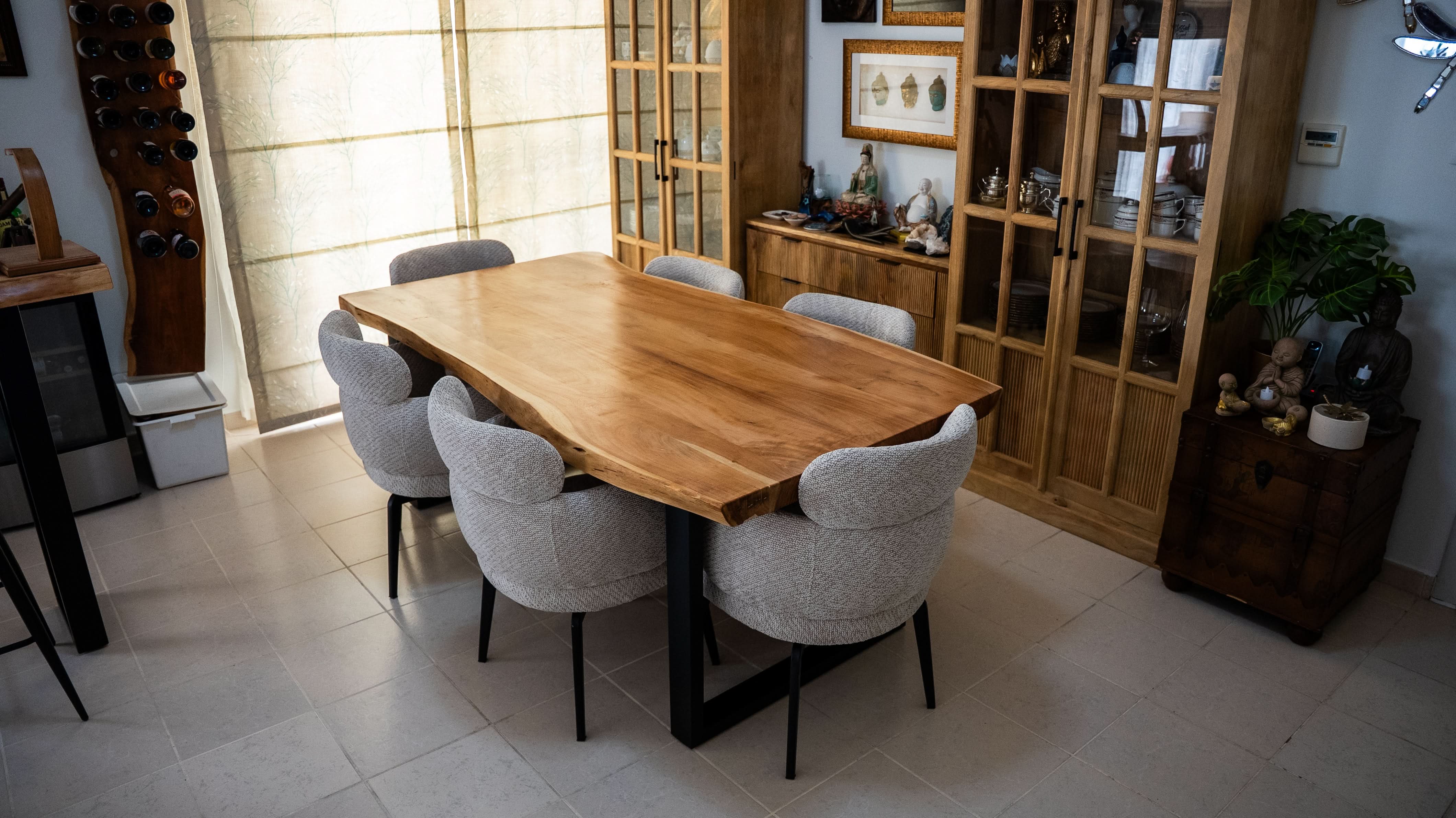 LIVE-EDGE ACACIA WOOD DINING TABLE - Art and craft furniture