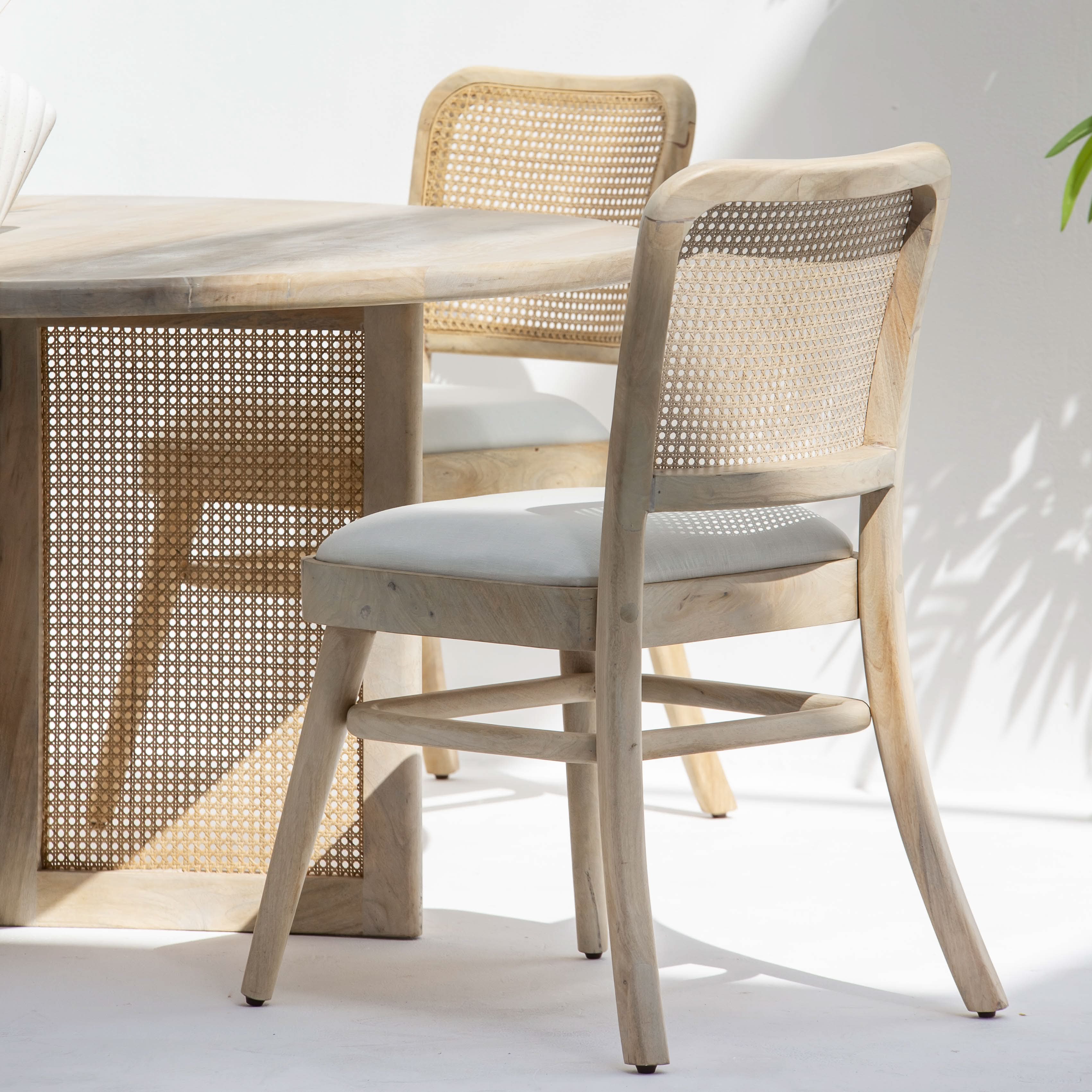 CANOVIA ROUND DINING TABLE - Art and craft furniture