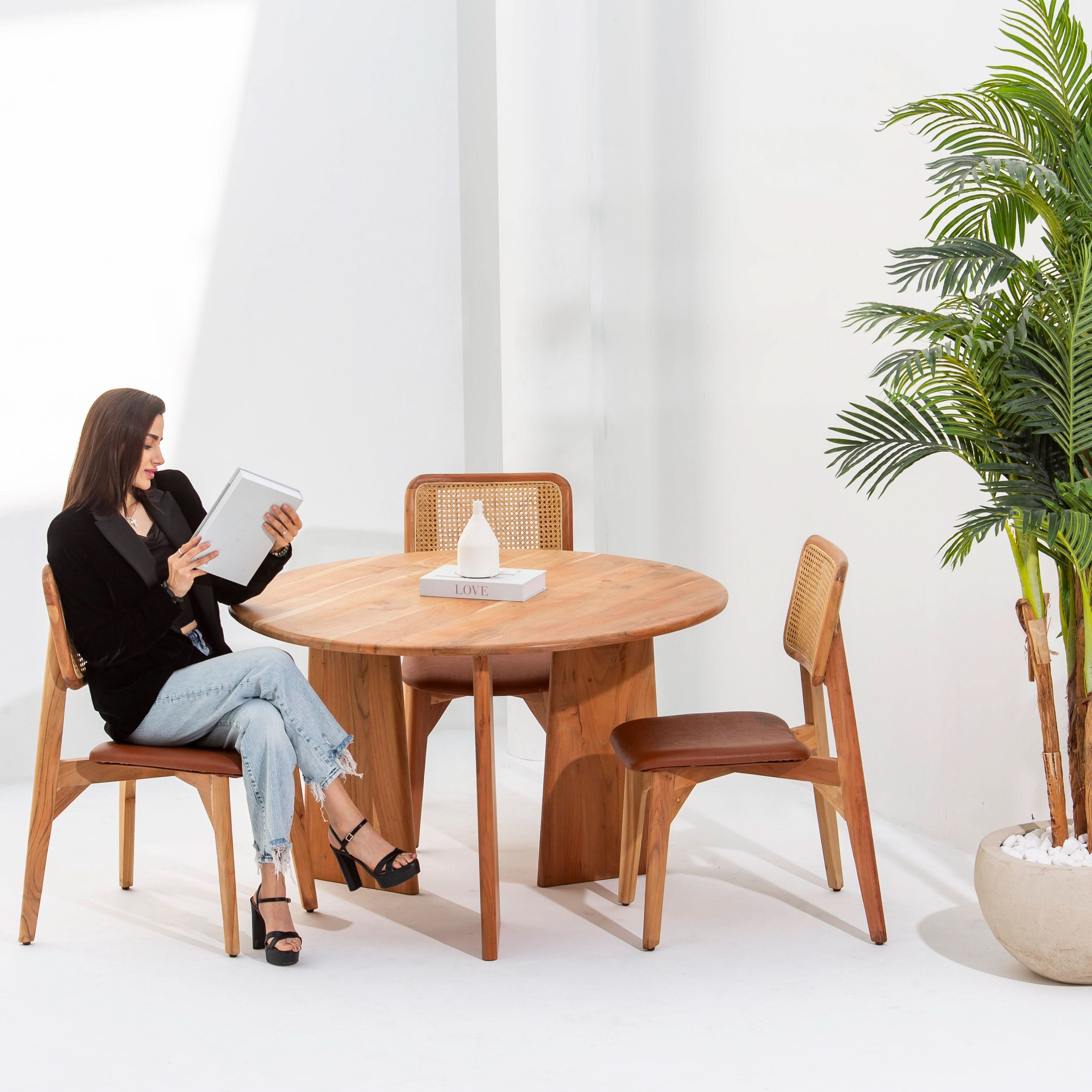 DANISH ACASIA ROUND DINING TABLE - Art and craft furniture