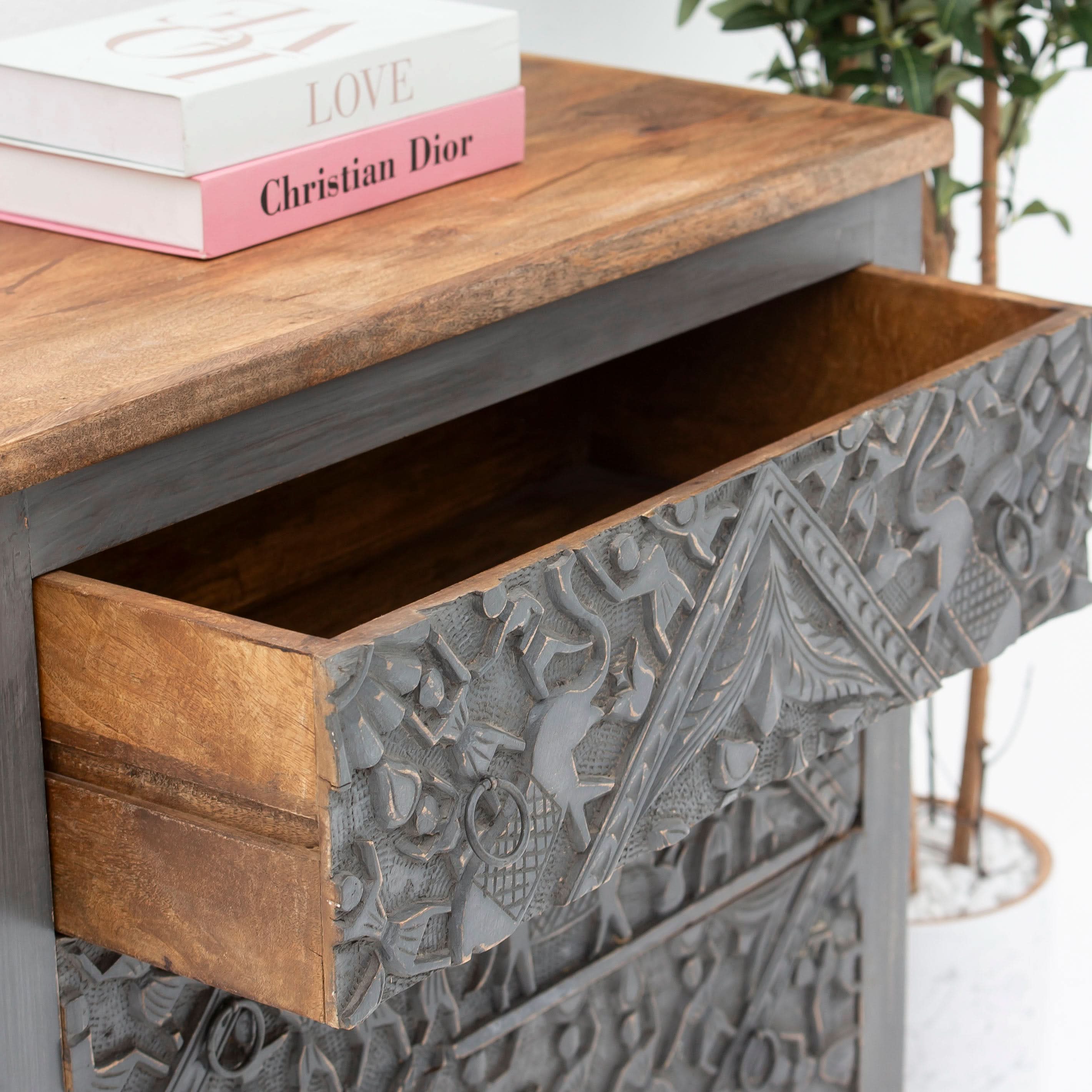 UDISHA CARVING DRAWCHEST - Art and craft furniture