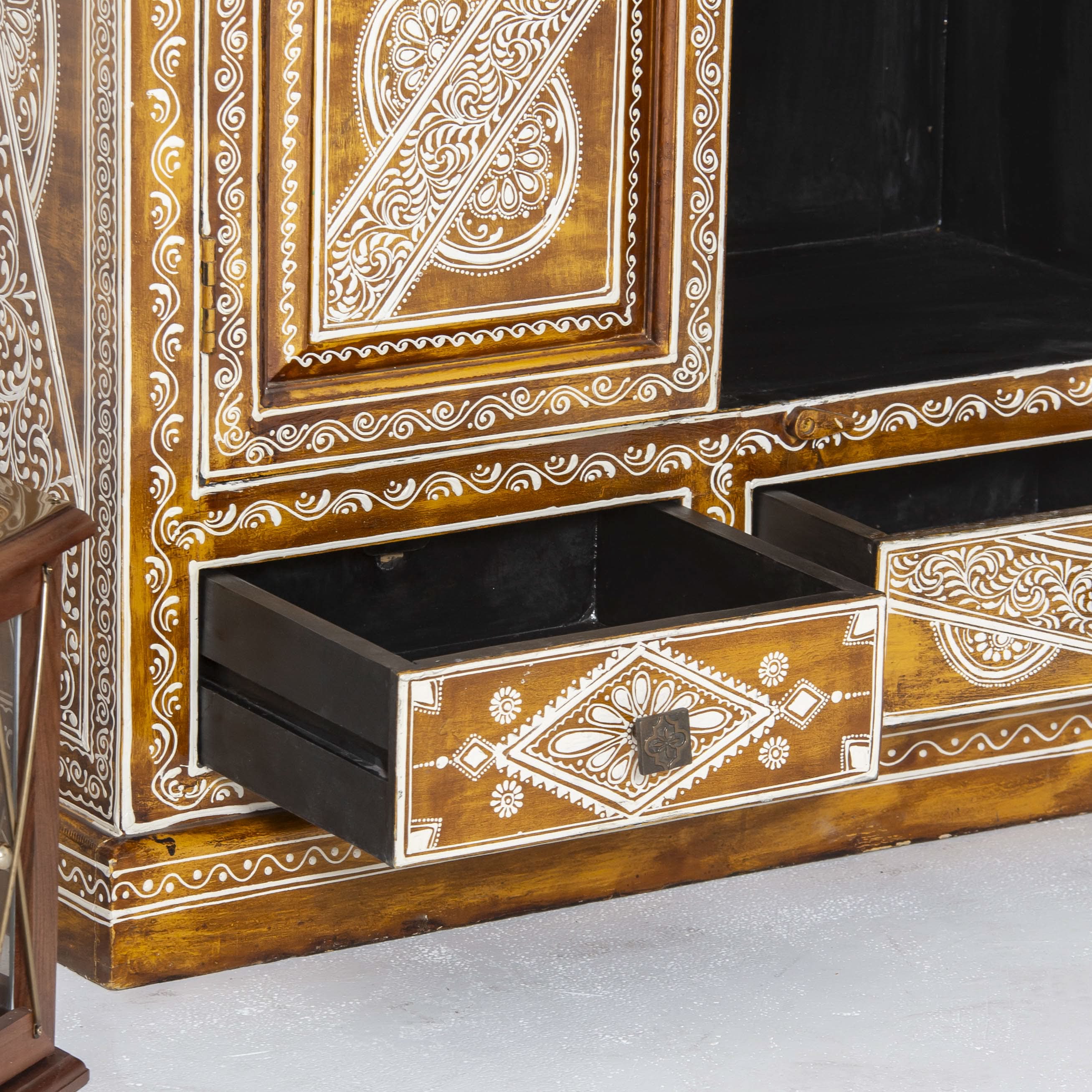 ELMORA PAINTING WOODEN CABINET - Art and craft furniture
