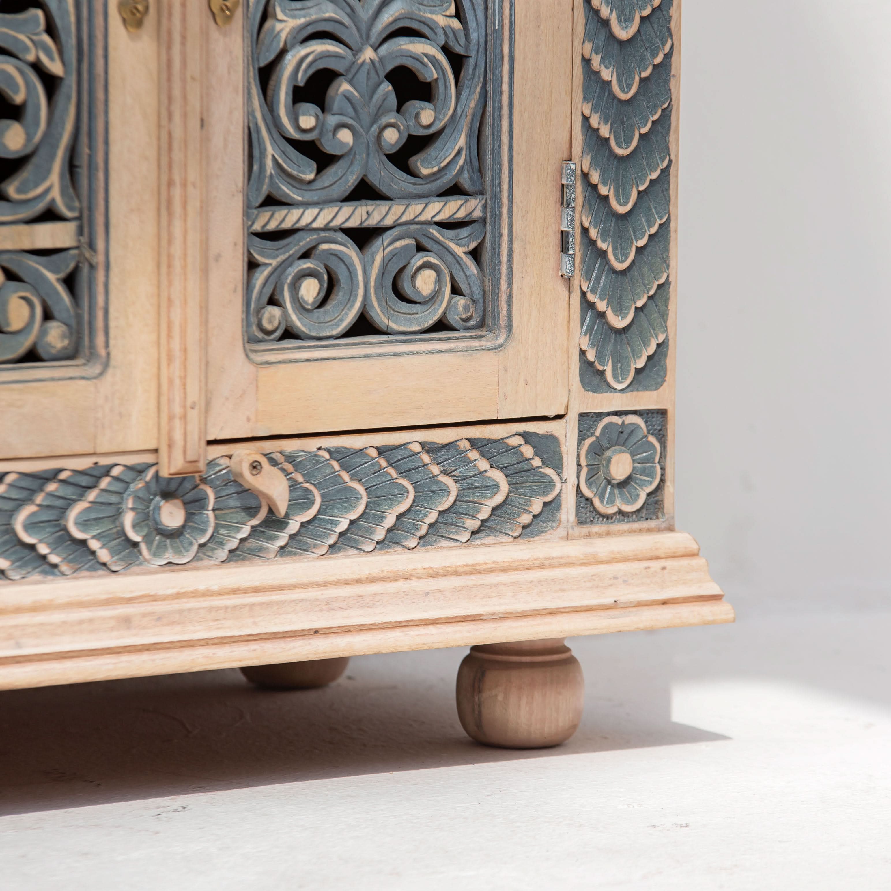 CHARLORE WOODEN SIDEBOARD - Art and craft furniture