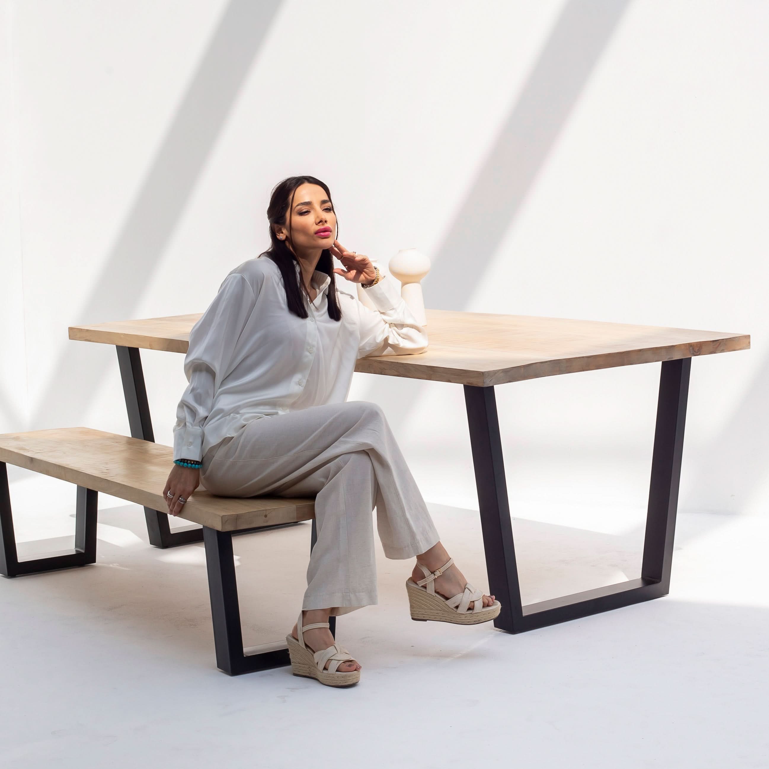 MANGO AURA DINING TABLE - Art and craft furniture