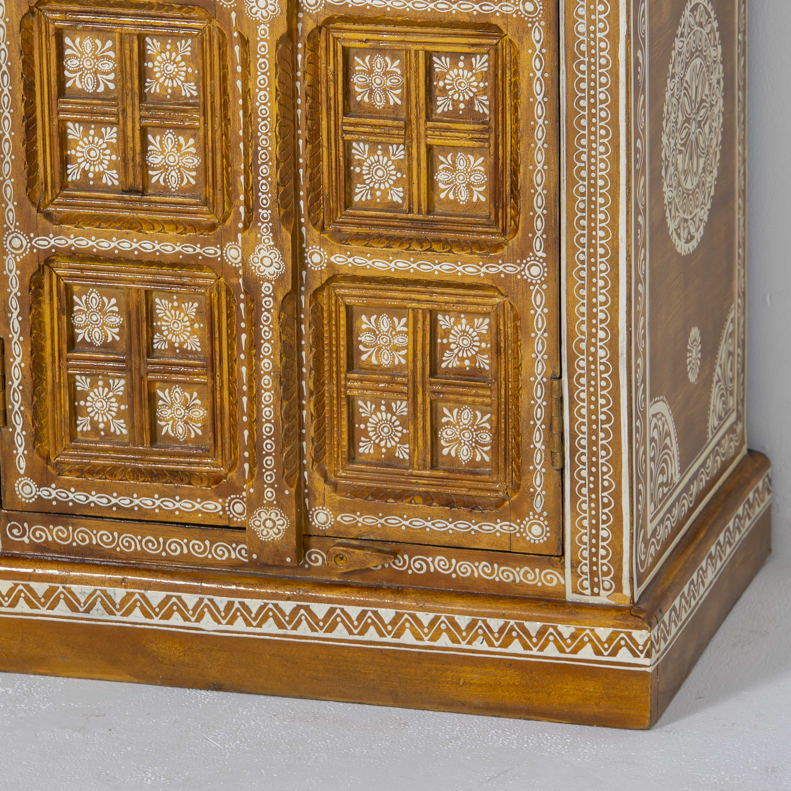 ELMORA PAINTING WOODEN CABINET - Art and craft furniture