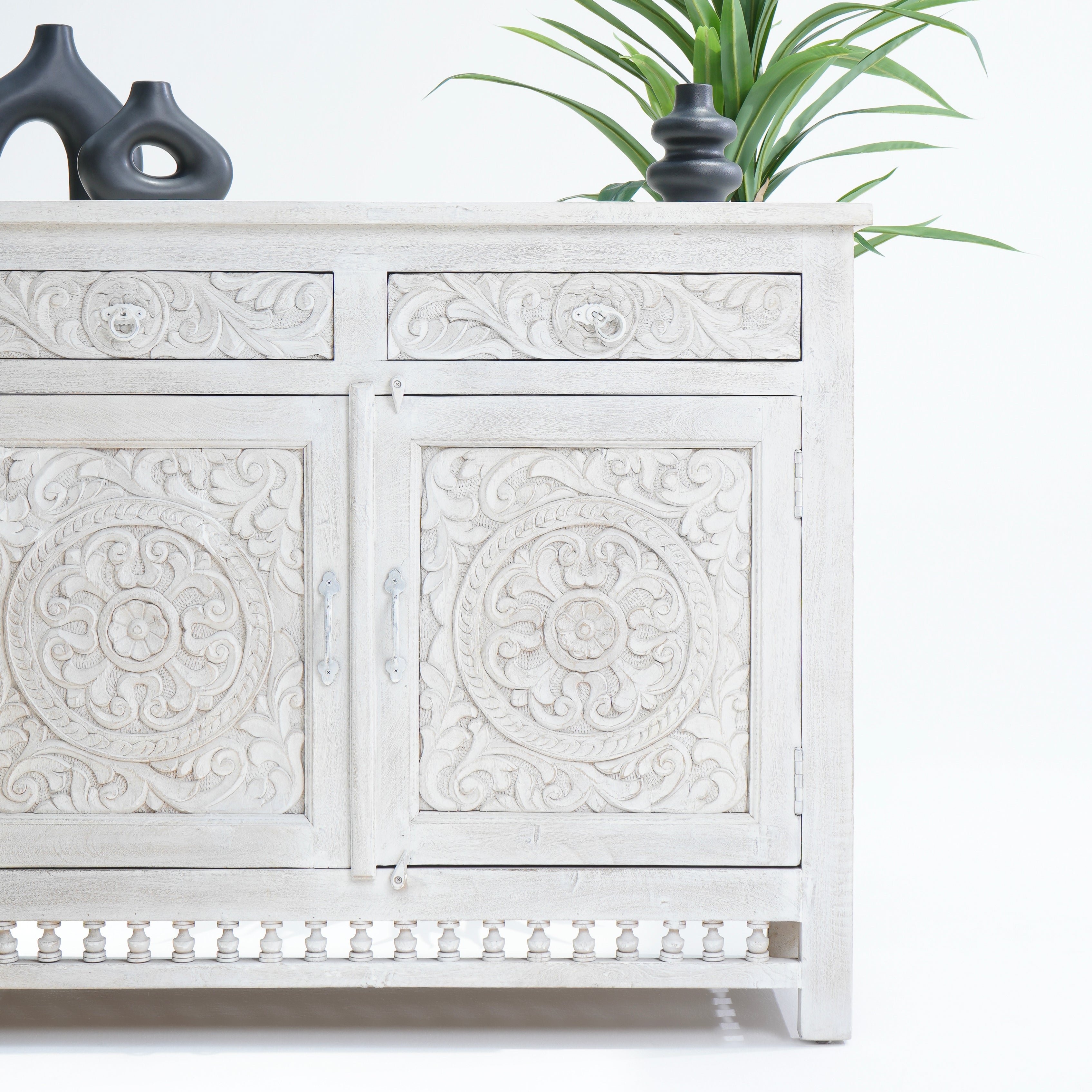Blend carwed sideboard