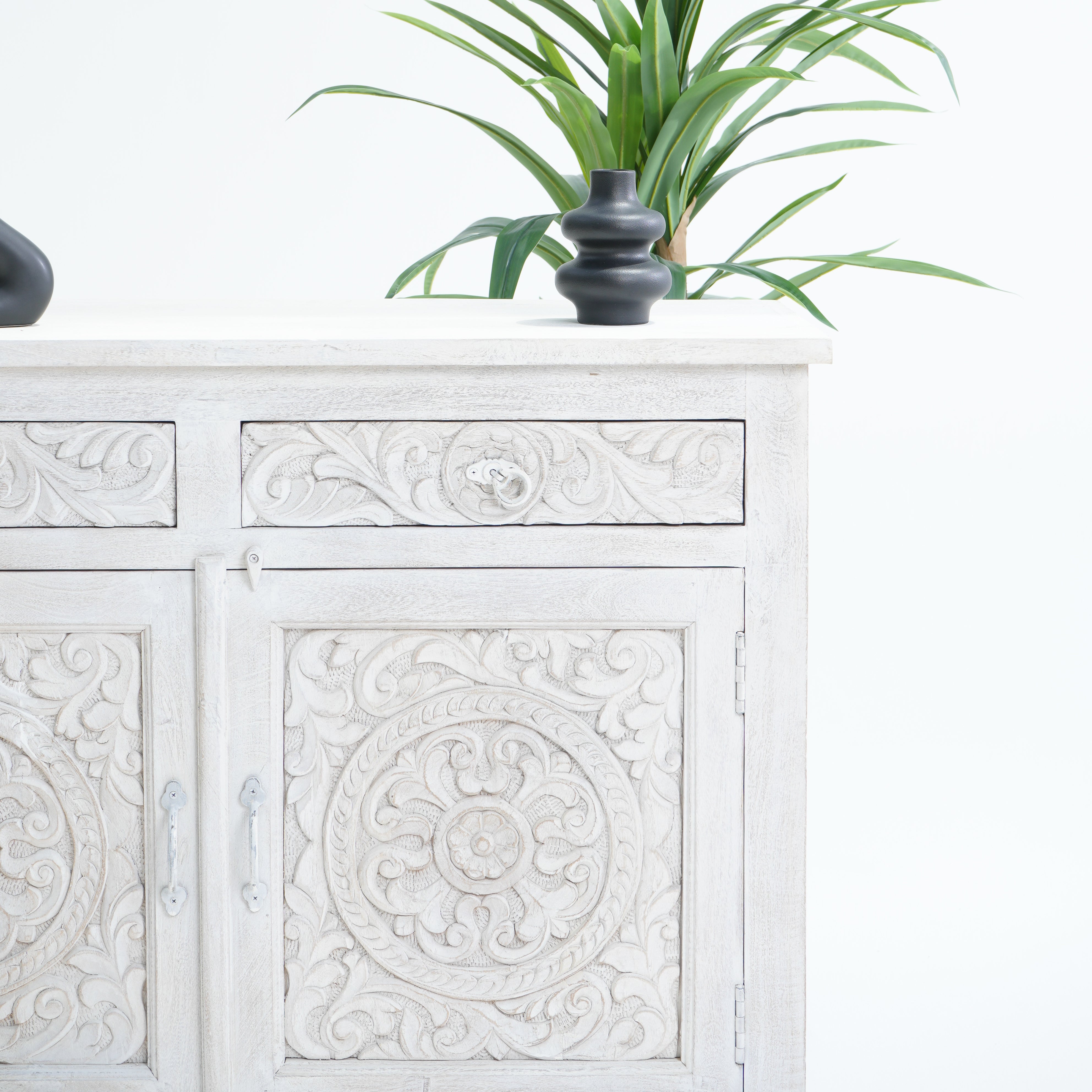 Blend carwed sideboard