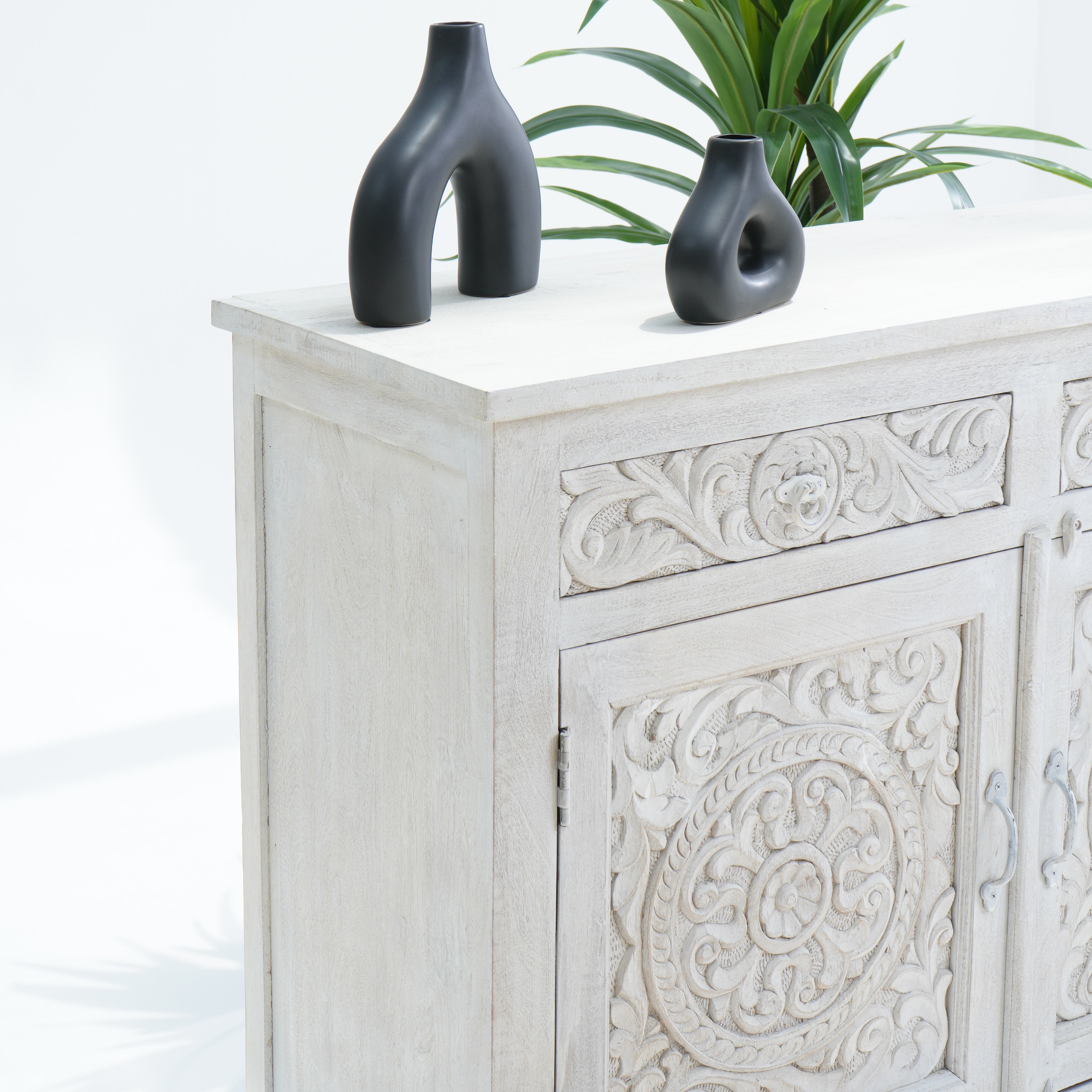 Blend carwed sideboard
