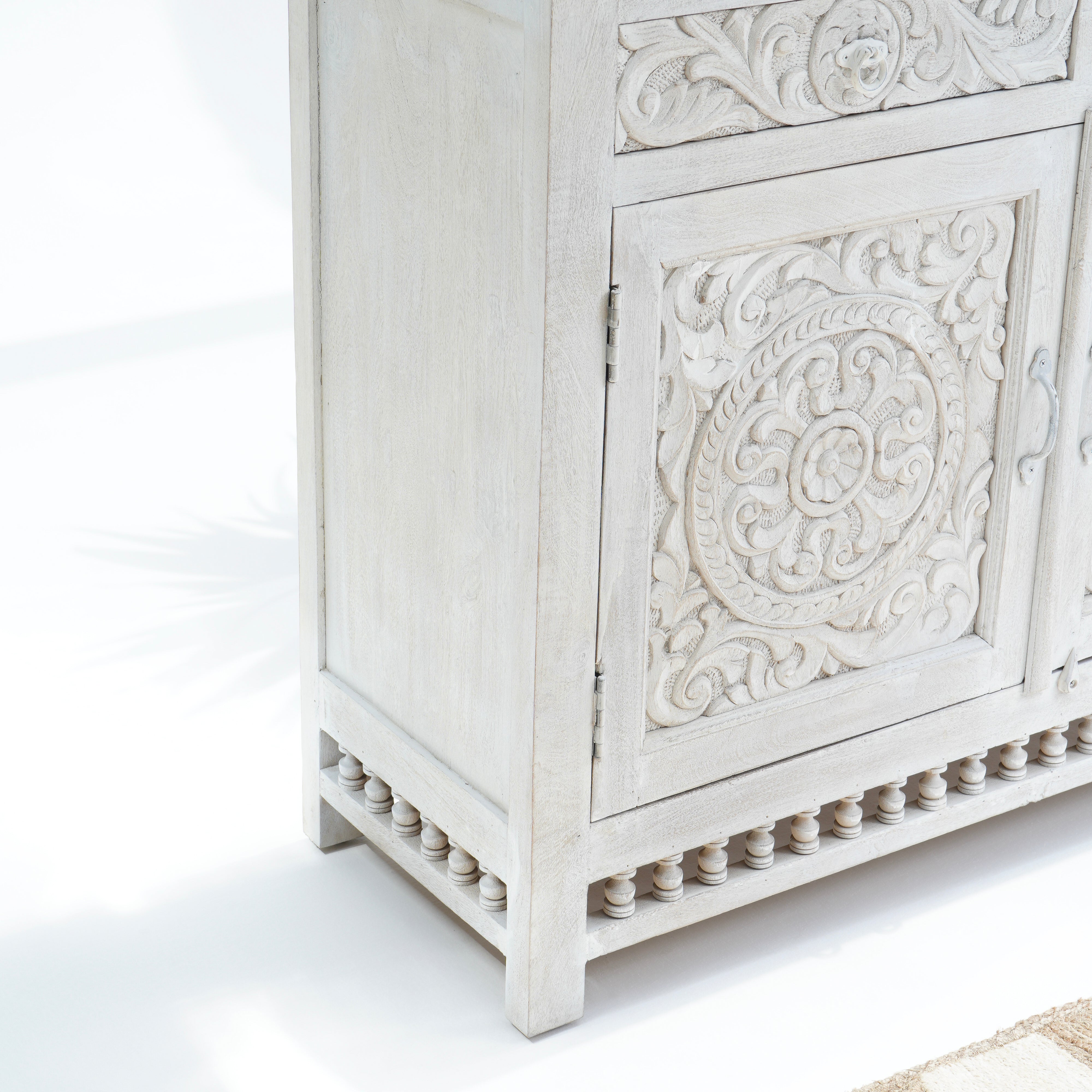 Blend carwed sideboard