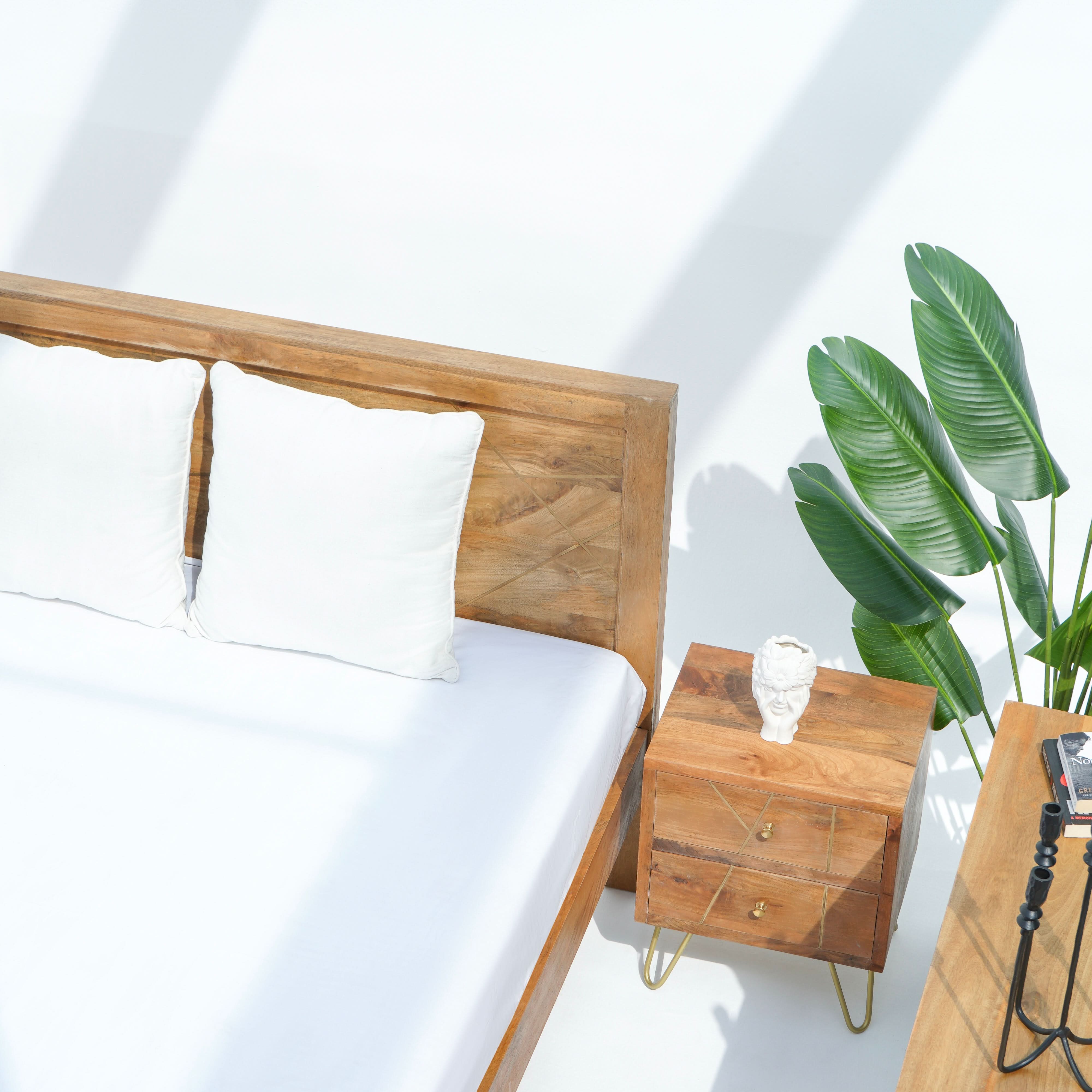 MANGOLUXE GOLDLINE BED - Art and craft furniture