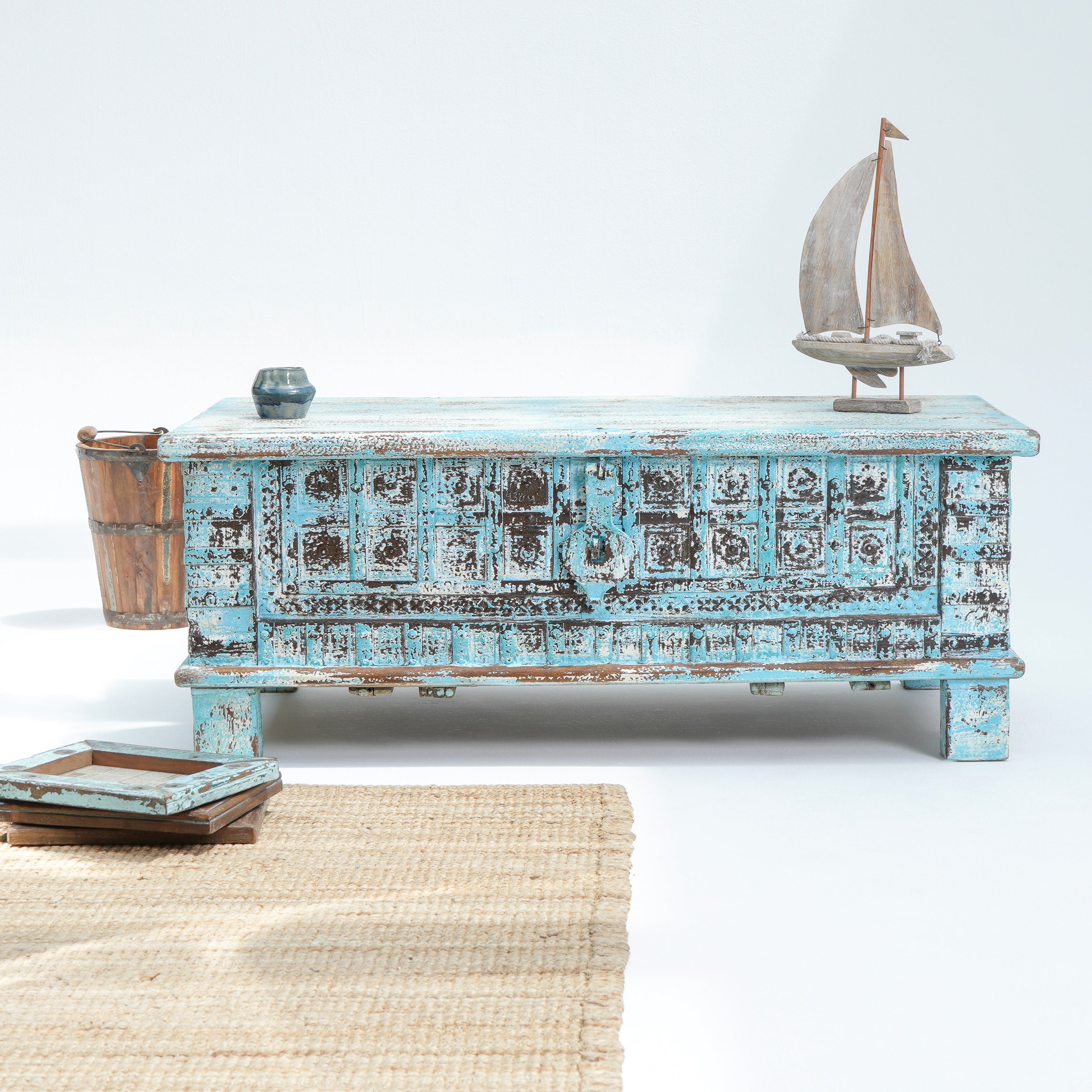 WOODEN ANTIQUE BOX - Art and craft furniture