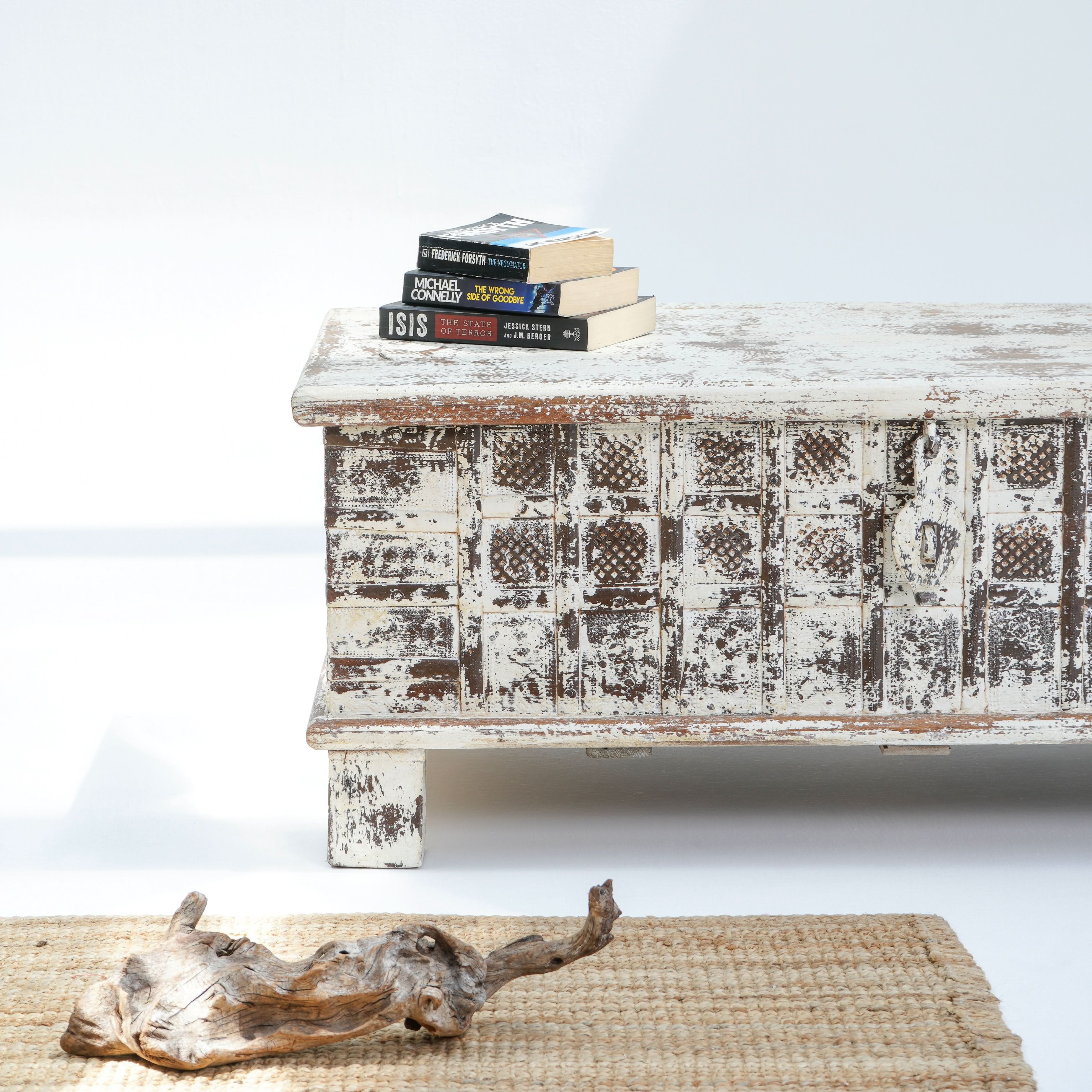 HANDCRAFTED WOODEN ANTIQUE BOX - Art and craft furniture