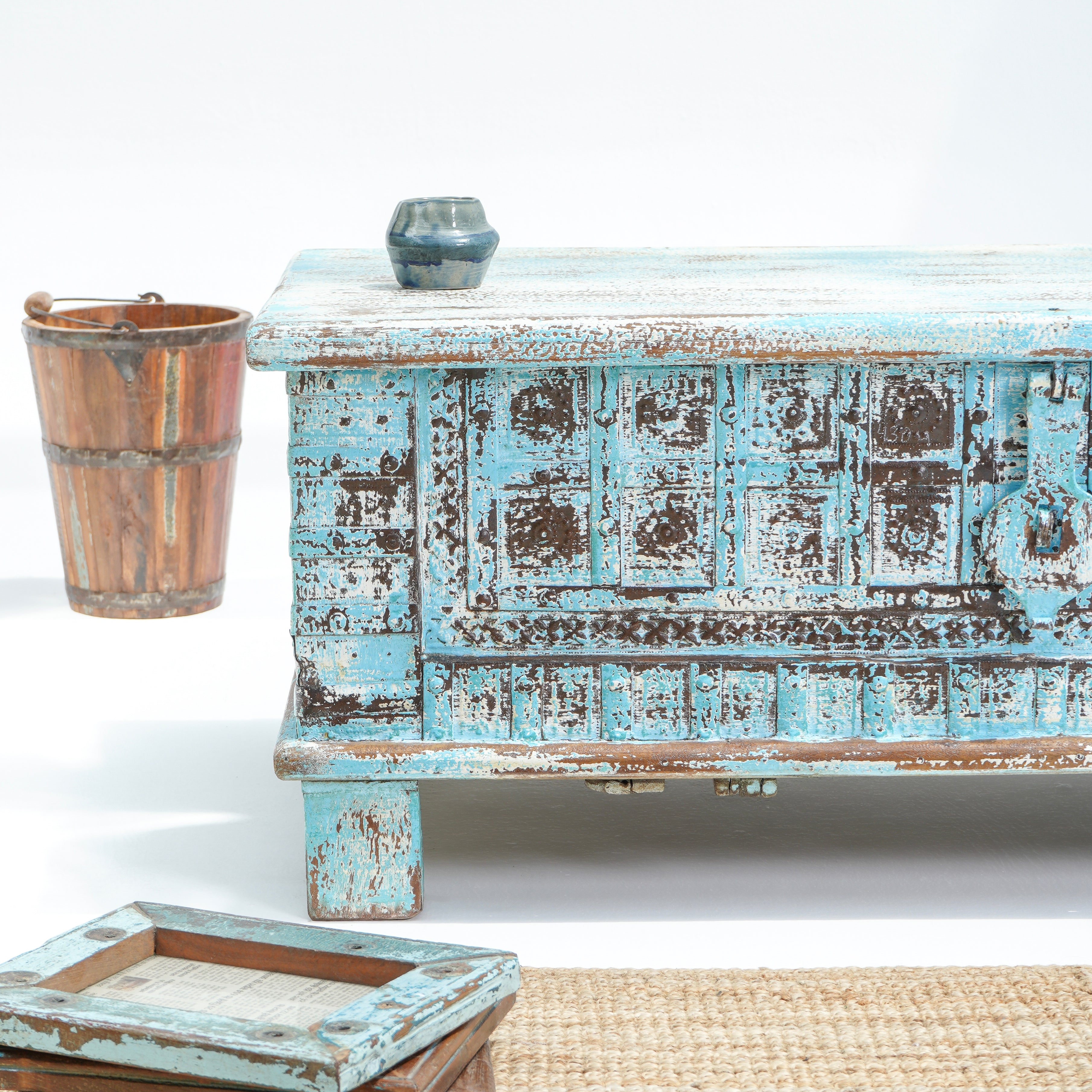 WOODEN ANTIQUE BOX - Art and craft furniture