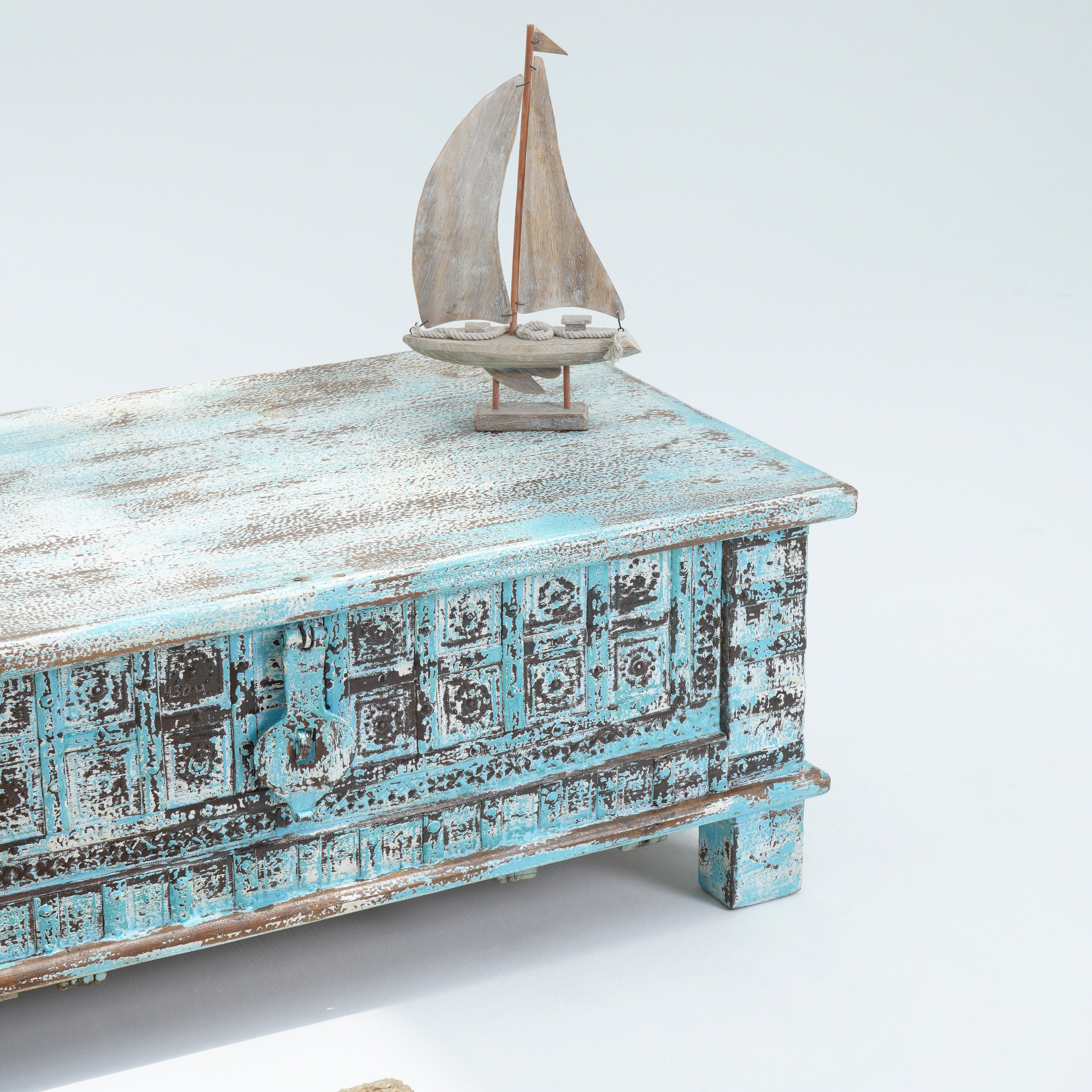 WOODEN ANTIQUE BOX - Art and craft furniture