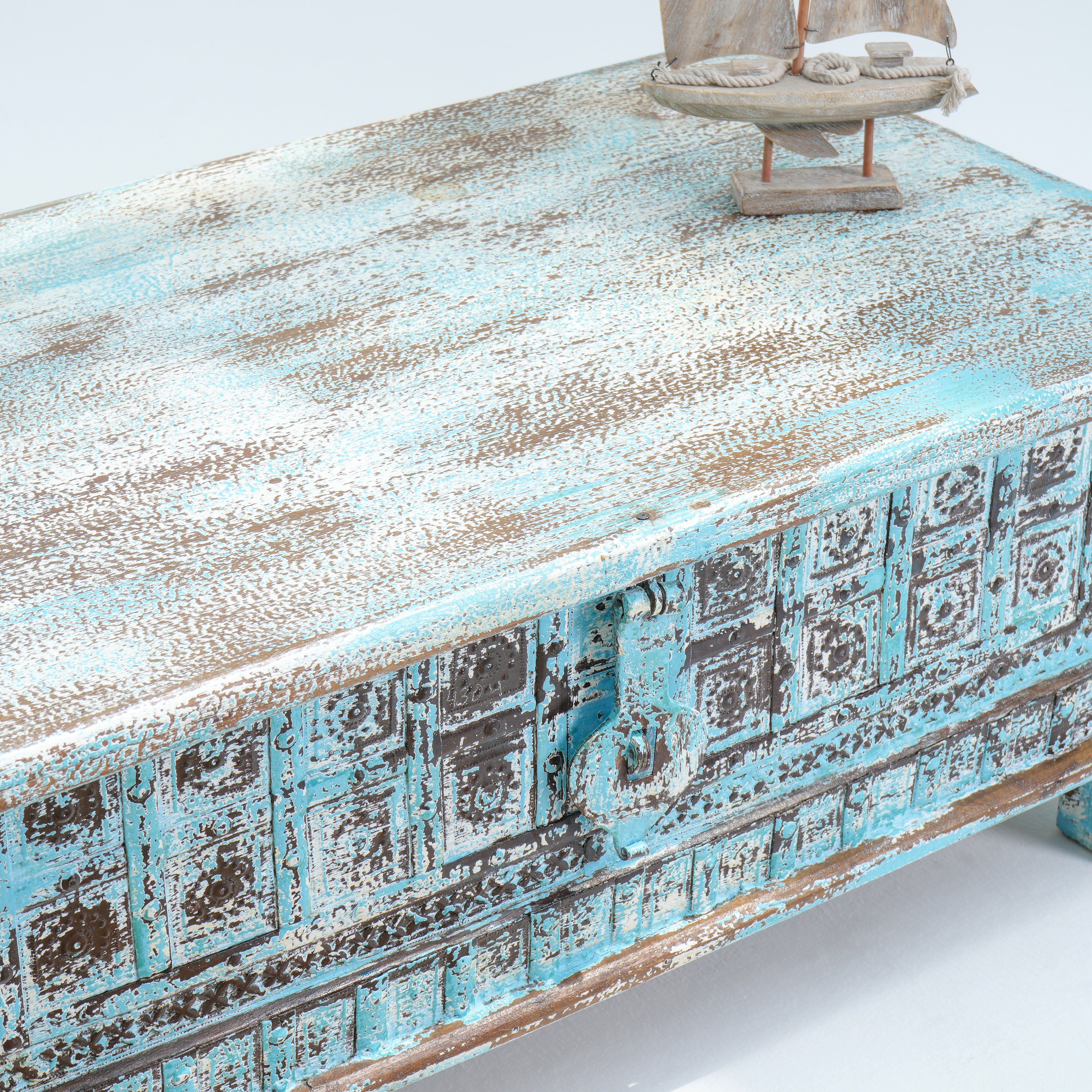 WOODEN ANTIQUE BOX - Art and craft furniture