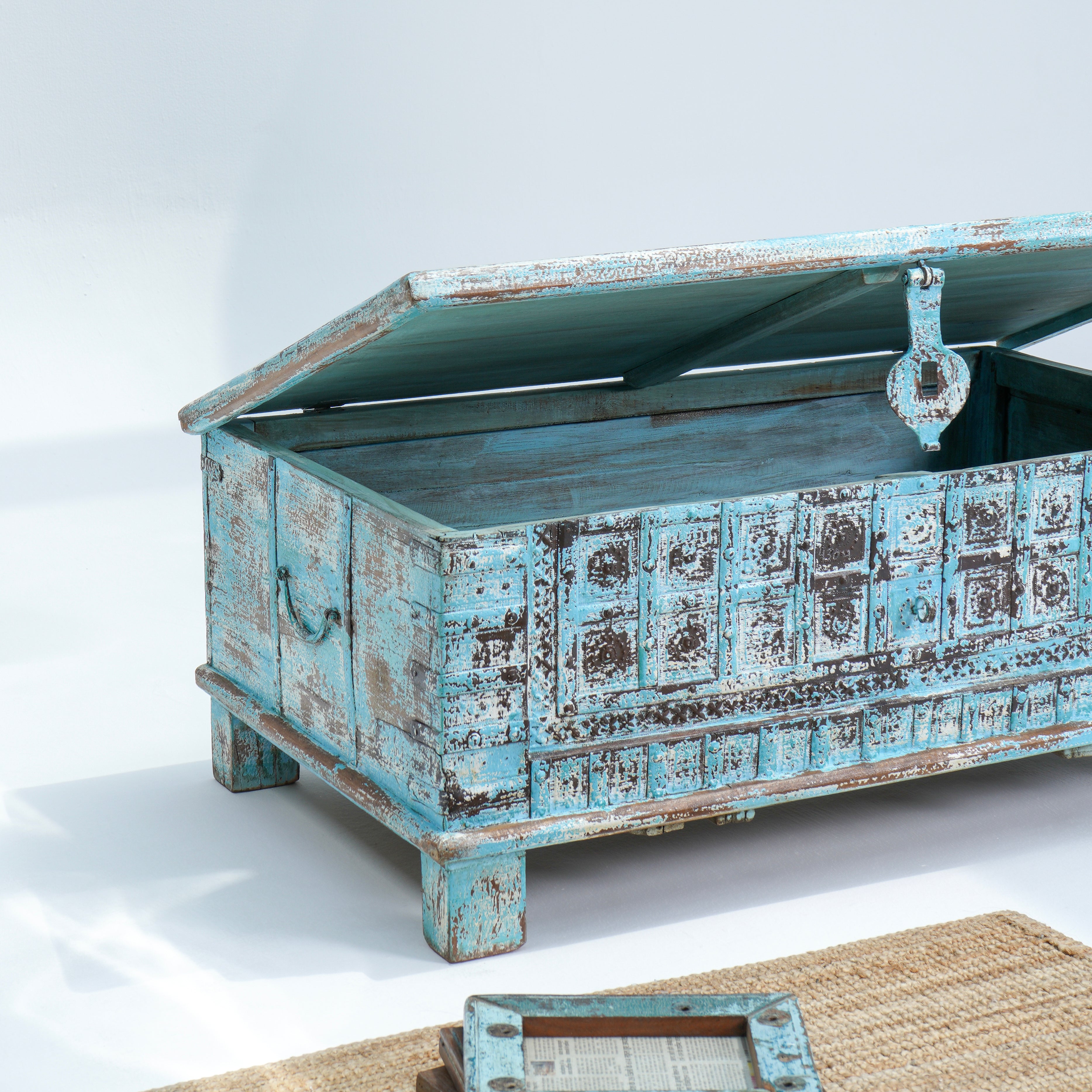 WOODEN ANTIQUE BOX - Art and craft furniture