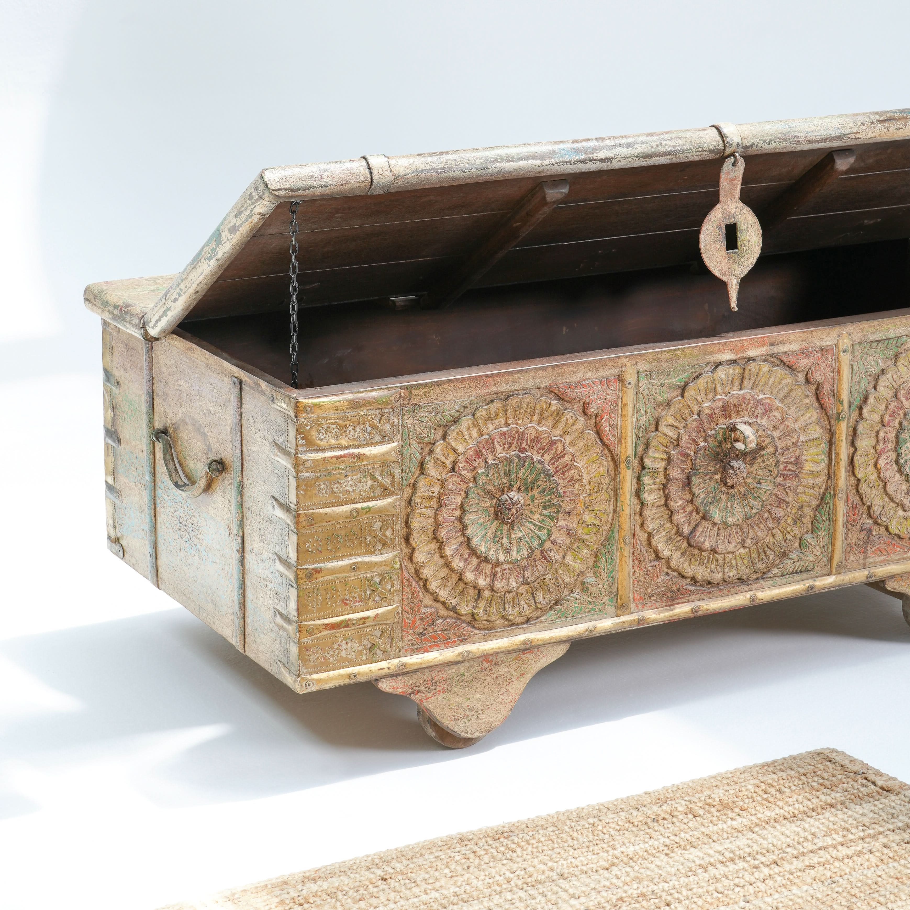 ANTIQUE TRUNK BOX - Art and craft furniture
