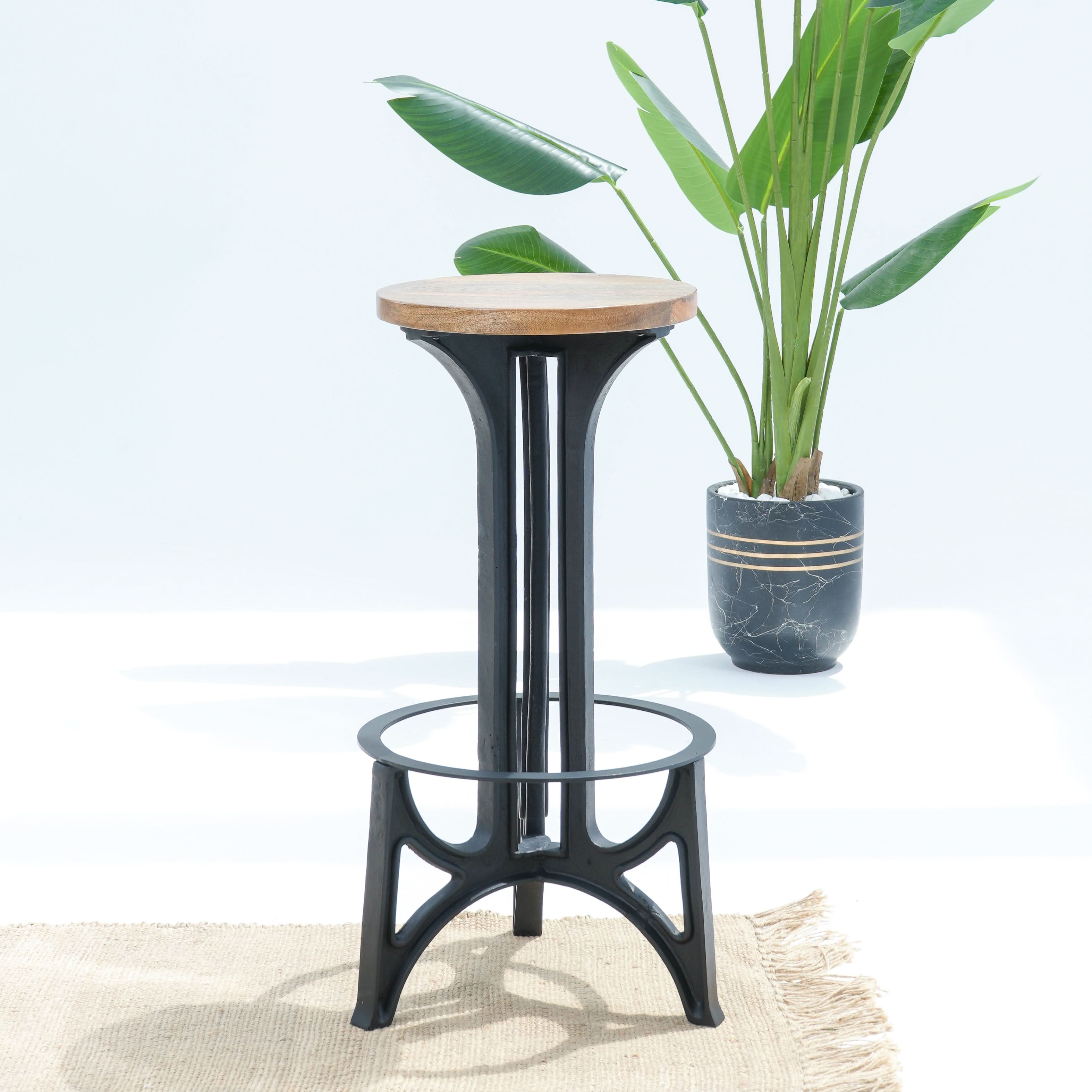 BLACK METAL WOODEN TOP BAR STOOL - Art and craft furniture