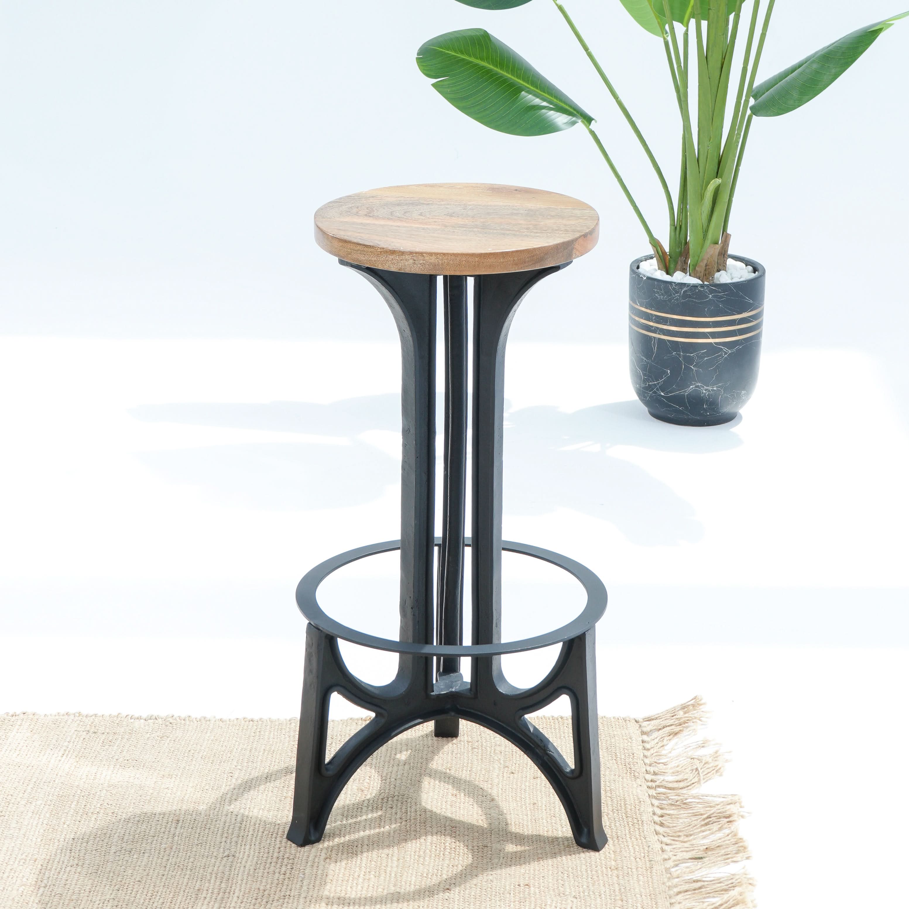 BLACK METAL WOODEN TOP BAR STOOL - Art and craft furniture
