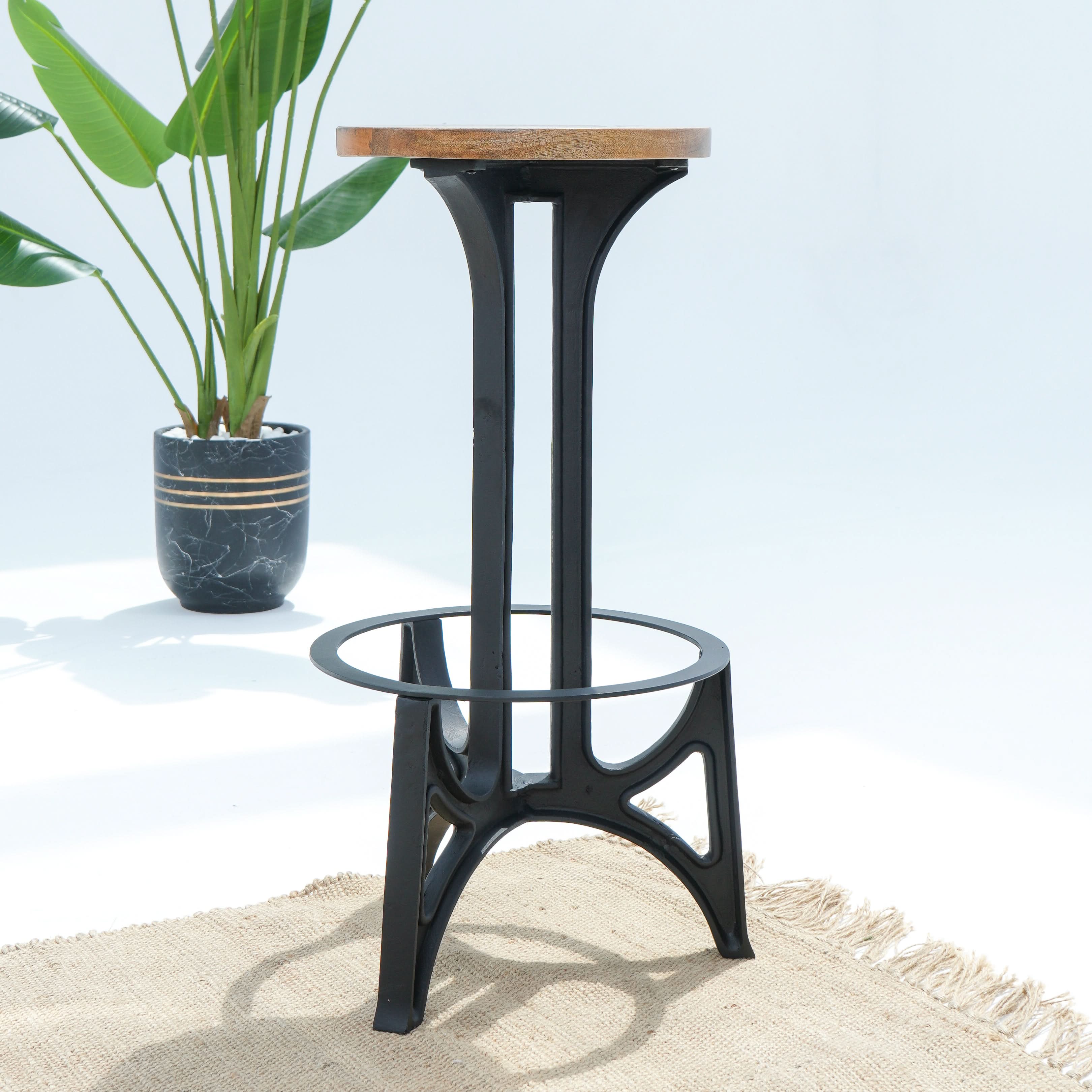 BLACK METAL WOODEN TOP BAR STOOL - Art and craft furniture