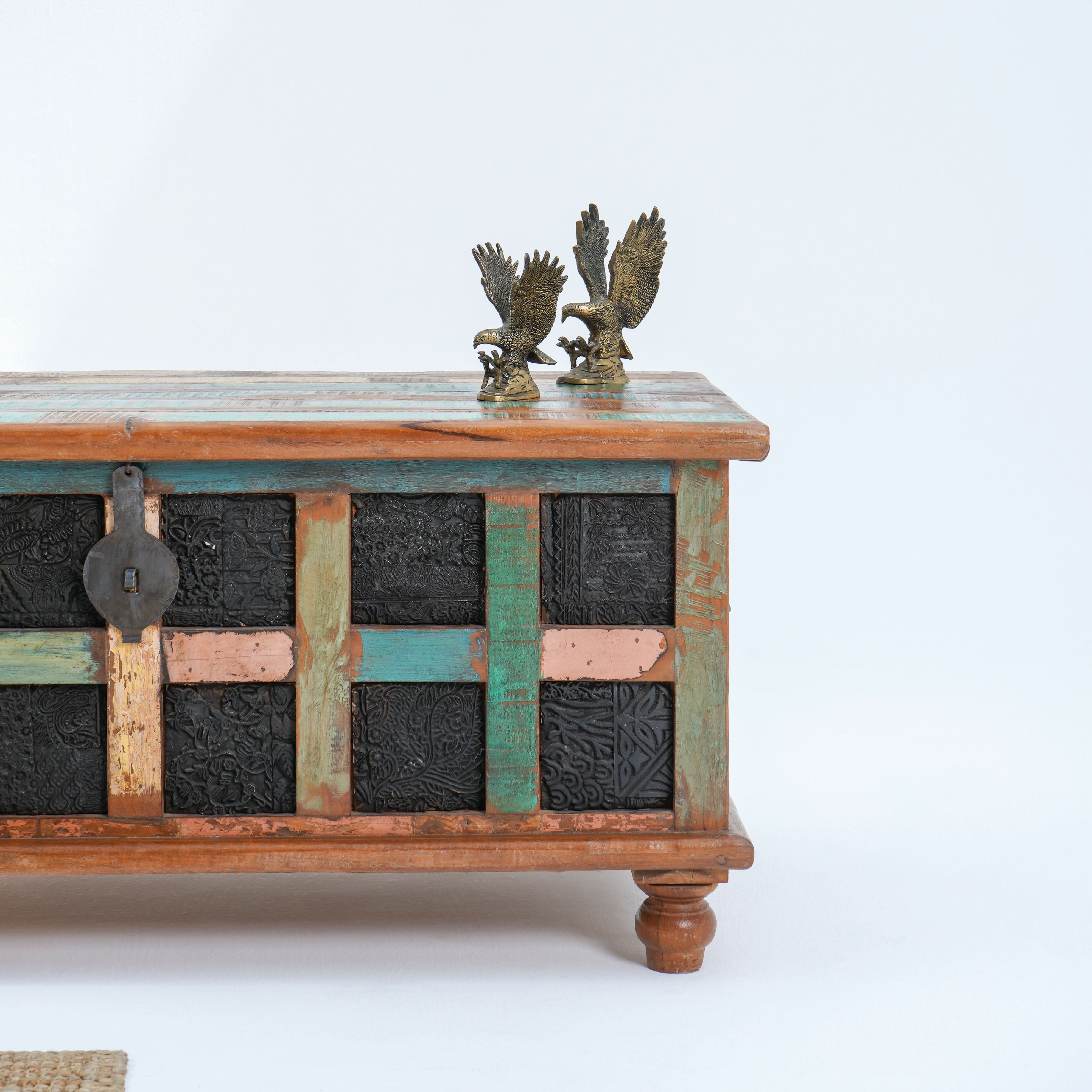 DECORATIVE WOODEN ANTIQUE BOX - Art and craft furniture