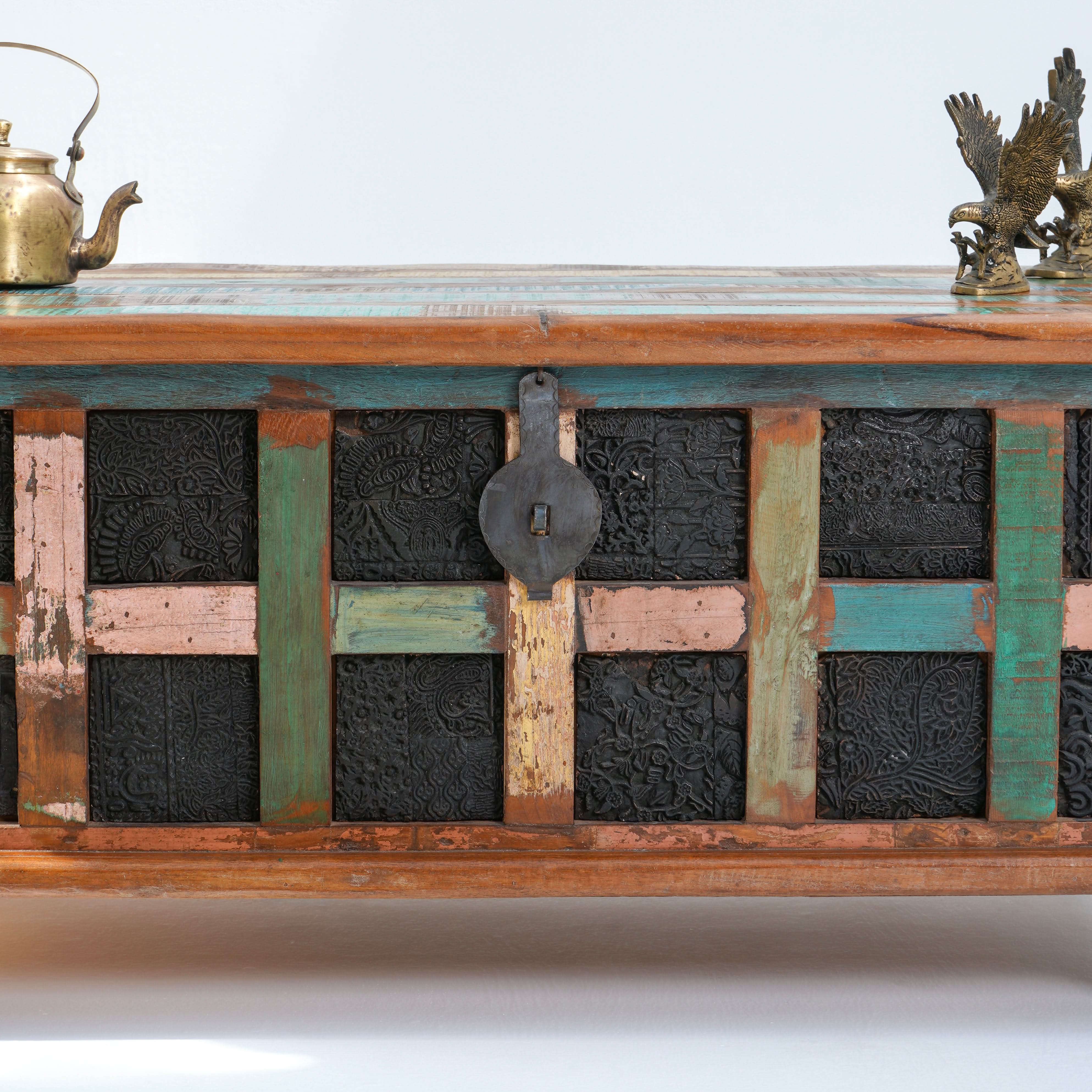 DECORATIVE WOODEN ANTIQUE BOX - Art and craft furniture