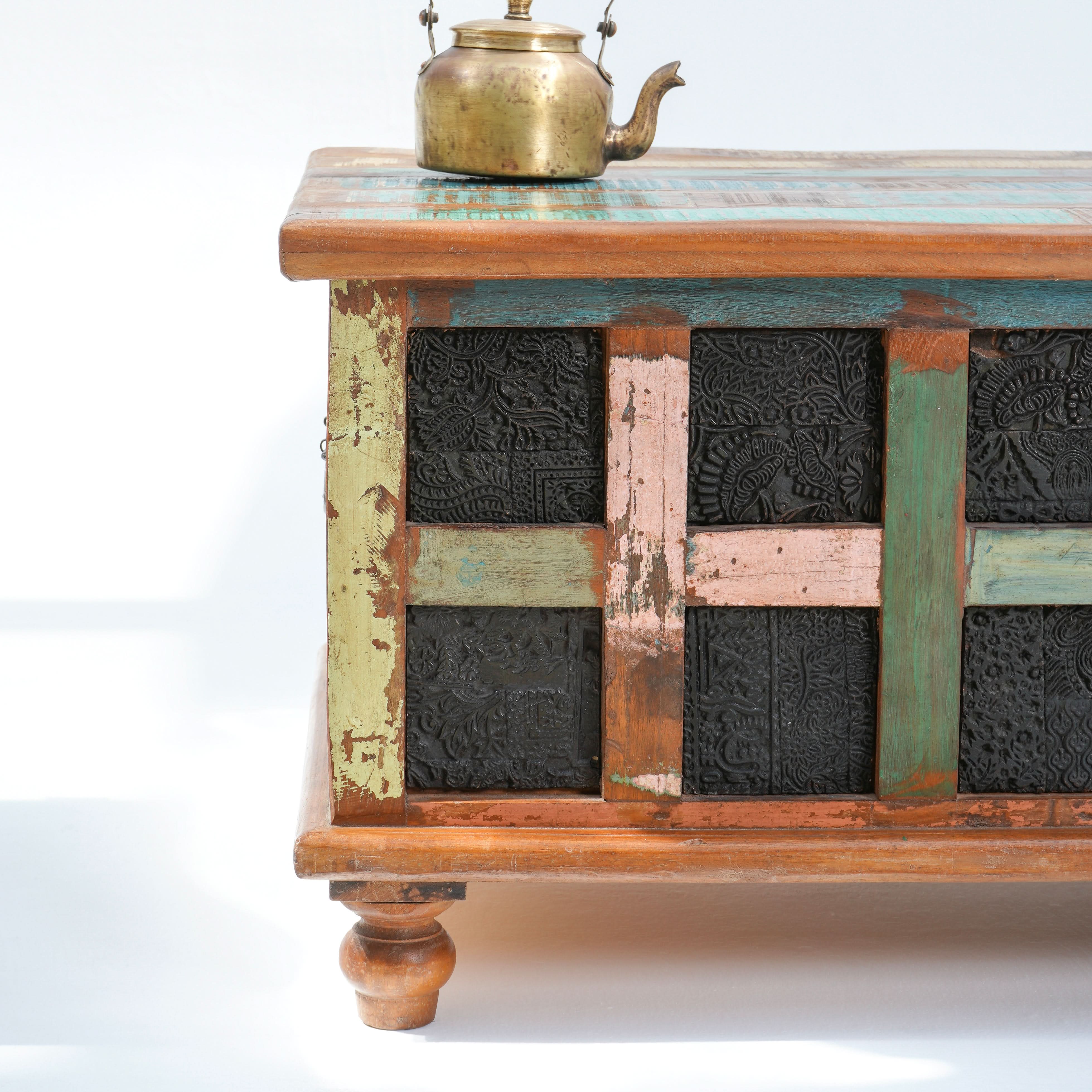 DECORATIVE WOODEN ANTIQUE BOX - Art and craft furniture