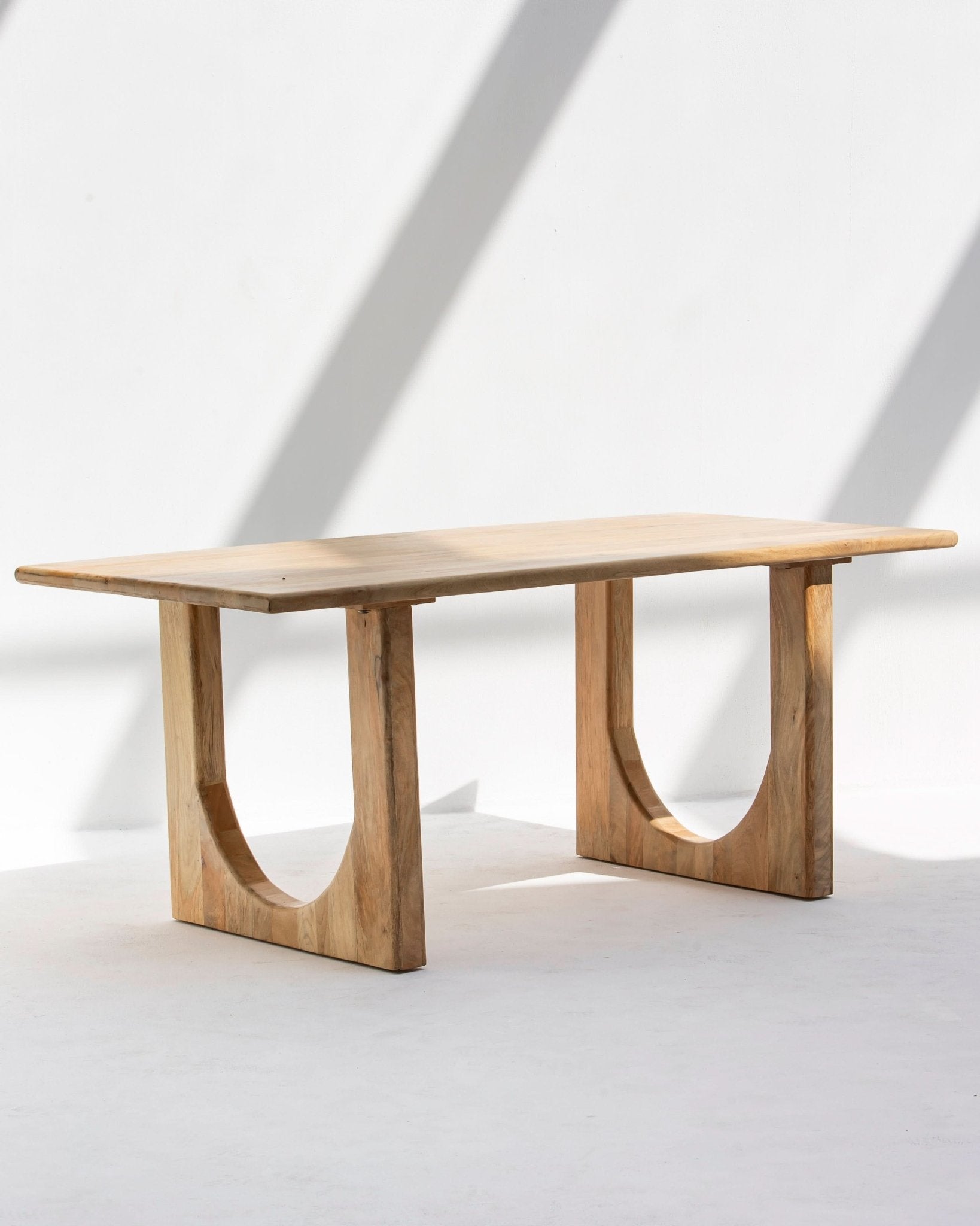AURA MANGO WOOD DINING TABLE - Art and craft furniture