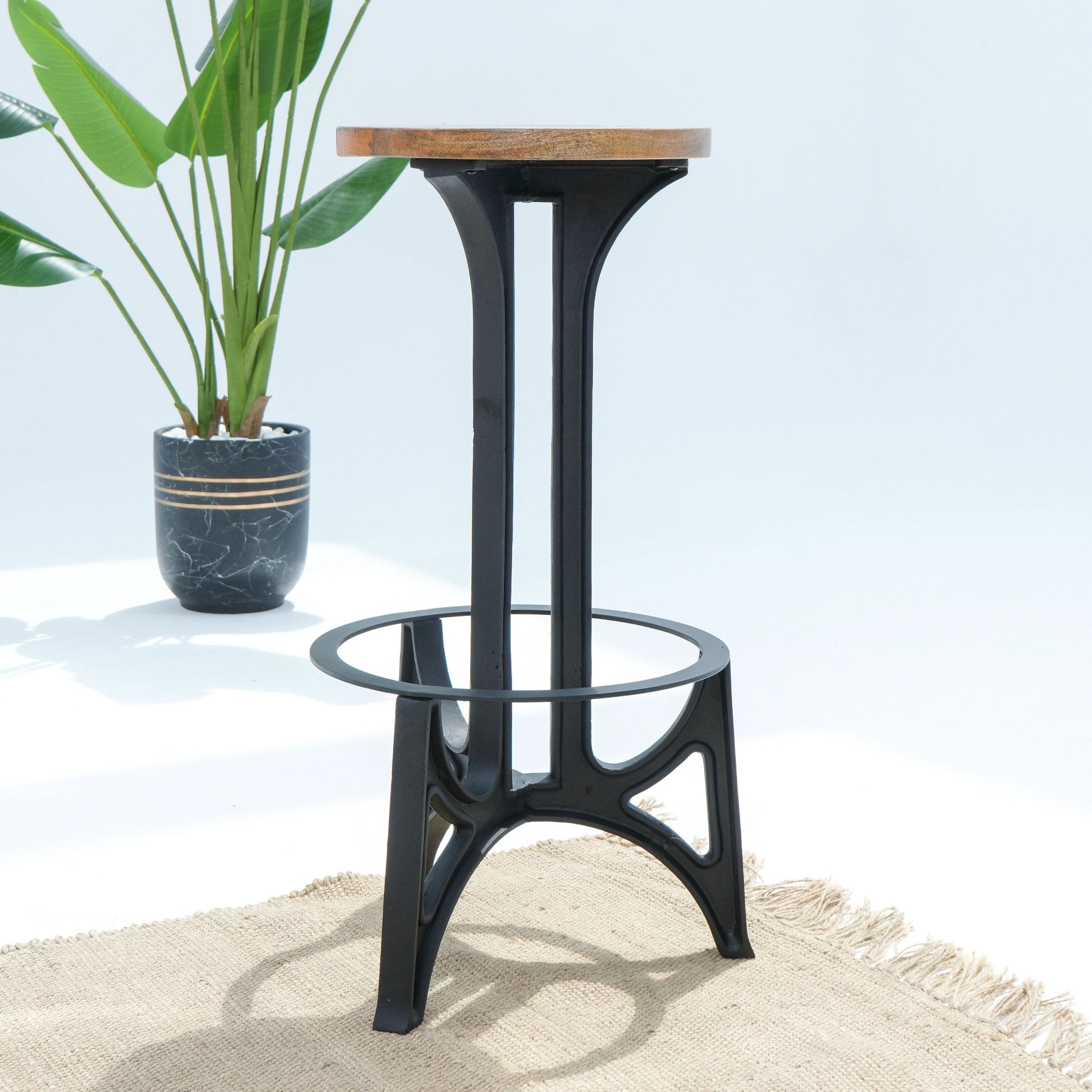 BLACK METAL WOODEN TOP BAR STOOL - Art and craft furniture