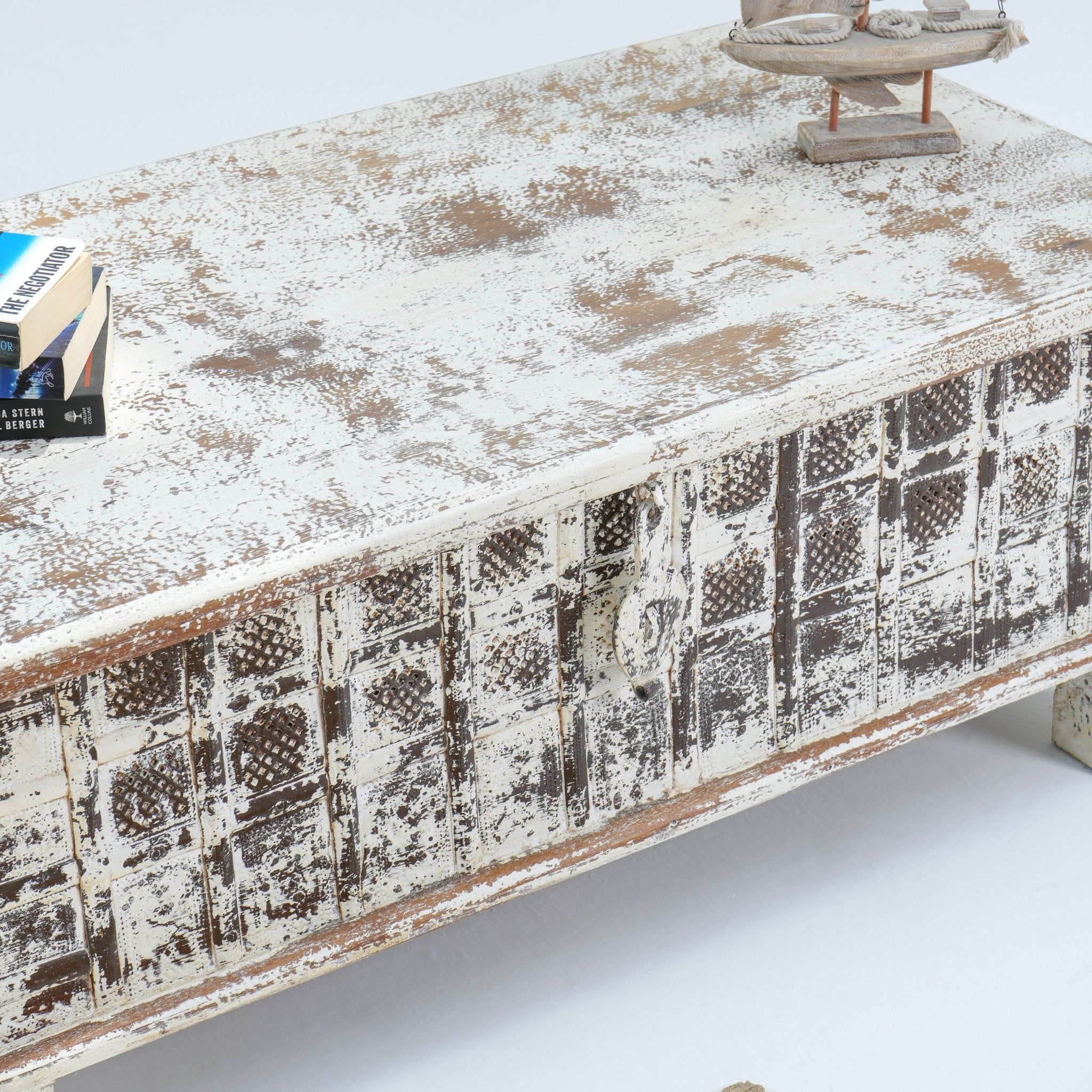 HANDCRAFTED WOODEN ANTIQUE BOX - Art and craft furniture