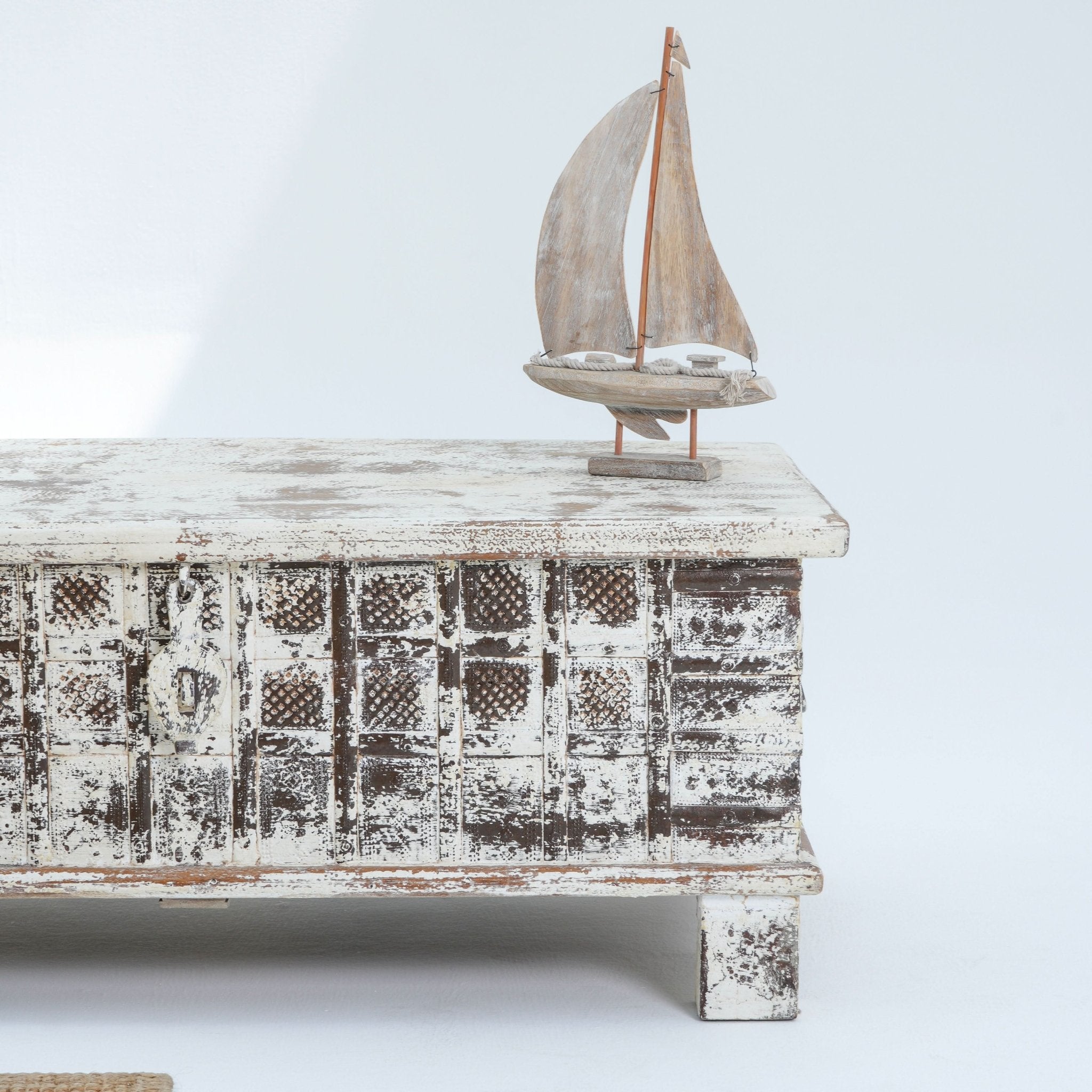 HANDCRAFTED WOODEN ANTIQUE BOX - Art and craft furniture