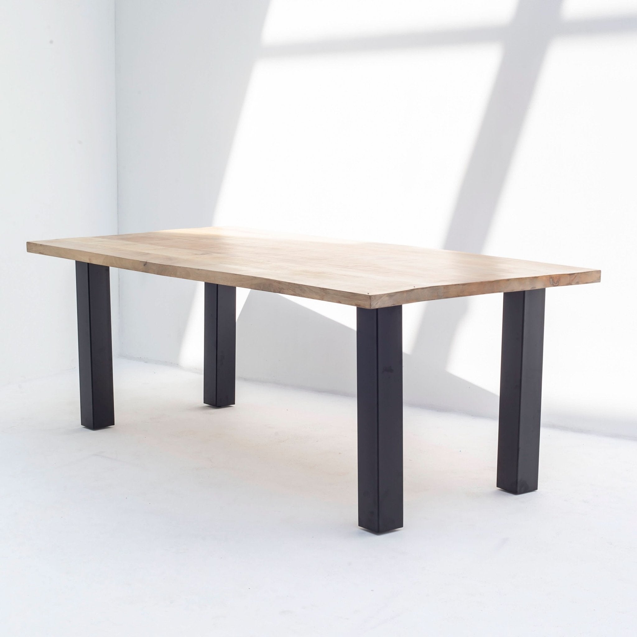 MANGO AURA PILLER LEG DINING TABLE - Art and craft furniture