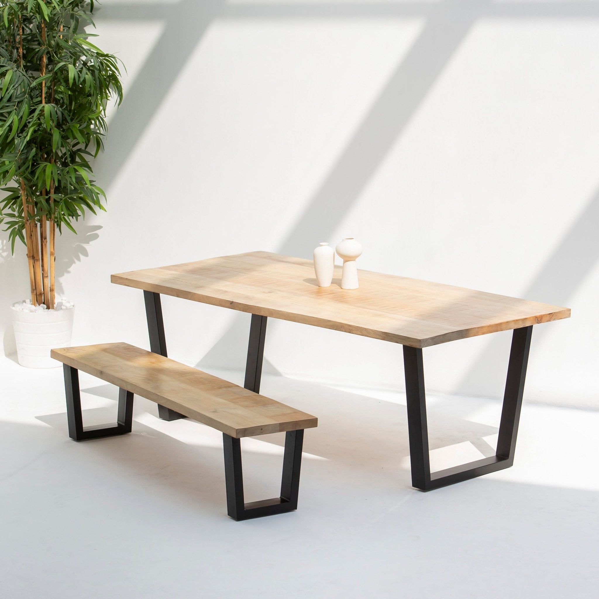 MANGO AURA V LEG DINING TABLE - Art and craft furniture
