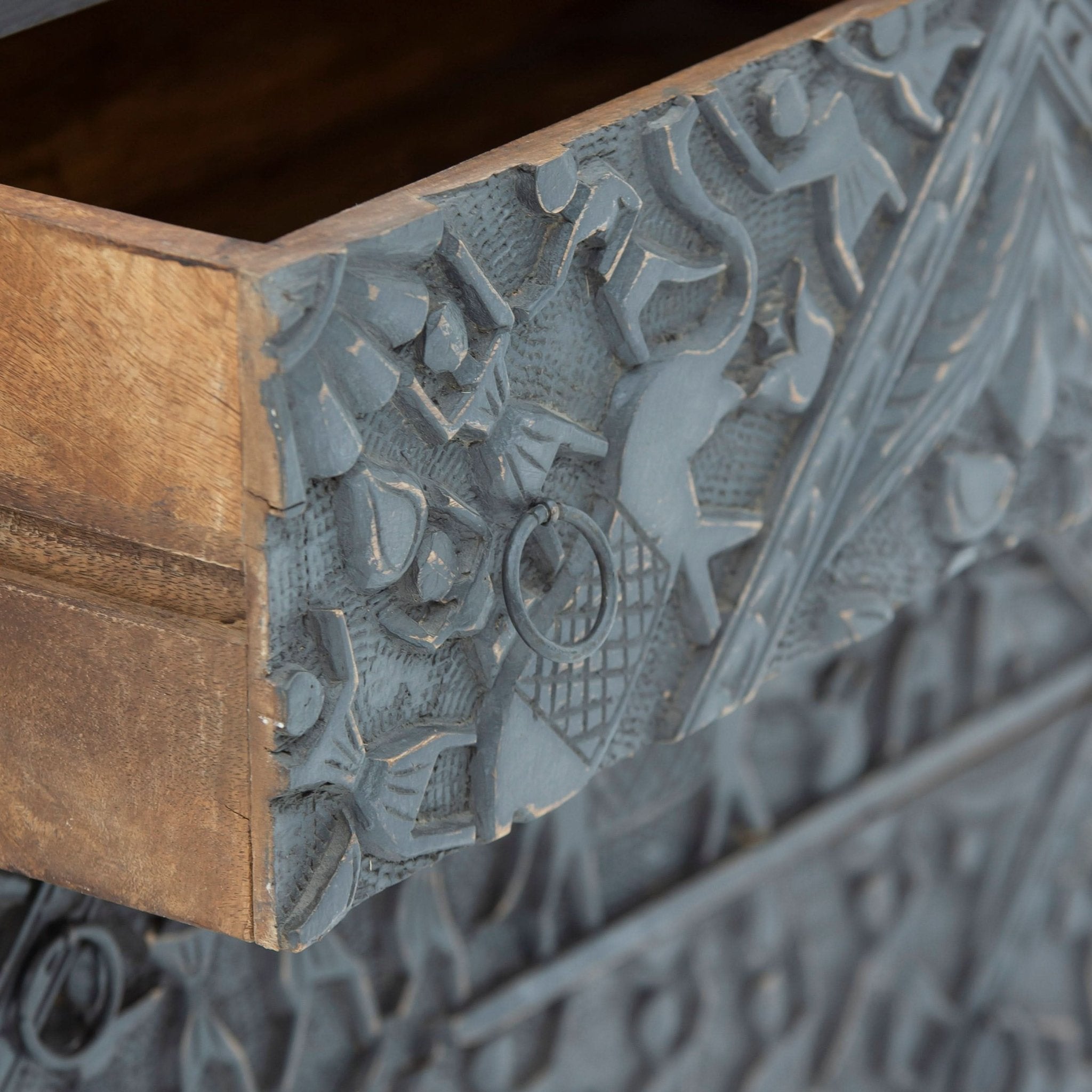 UDISHA CARVING DRAWCHEST - Art and craft furniture