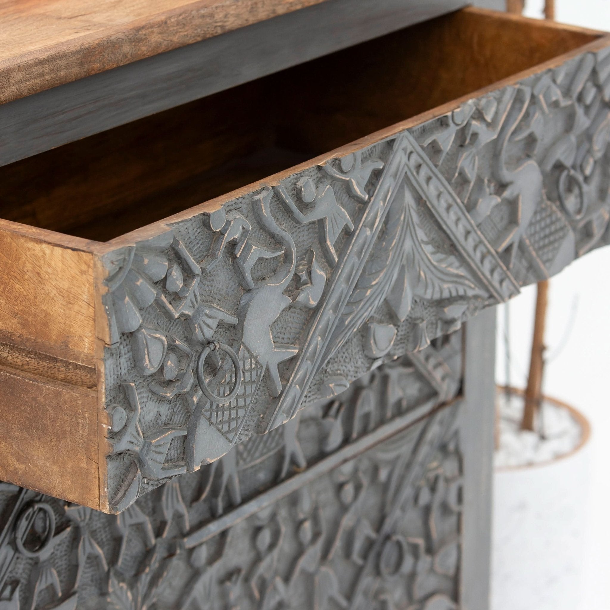 UDISHA CARVING DRAWCHEST - Art and craft furniture