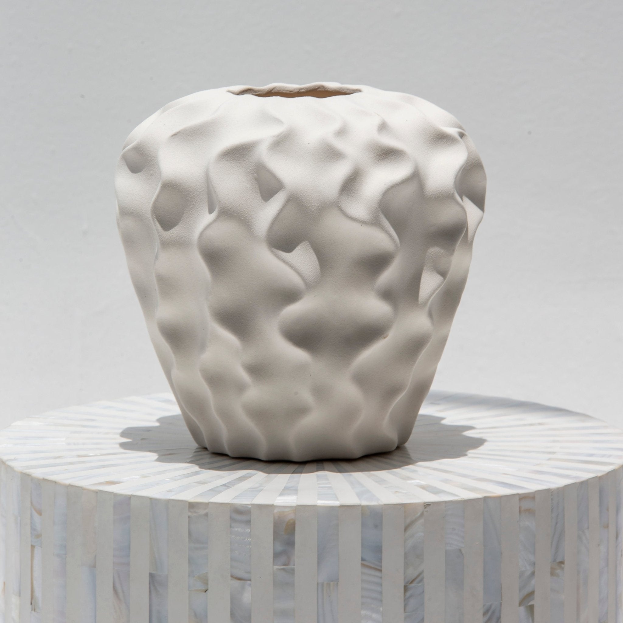 WAVY WHITE VASE - Art and craft furniture