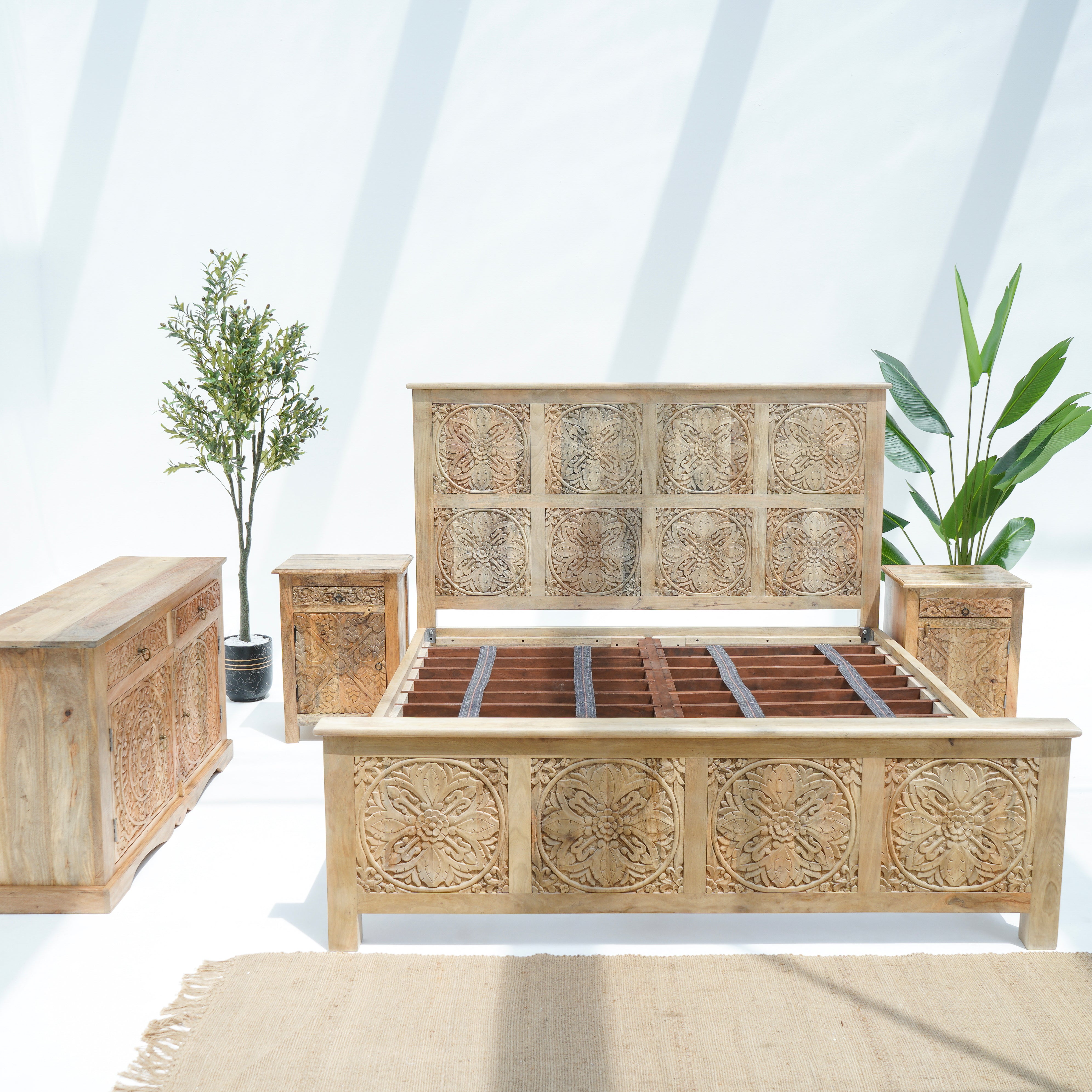 WDN CARVED EIGHT BLOCK BED