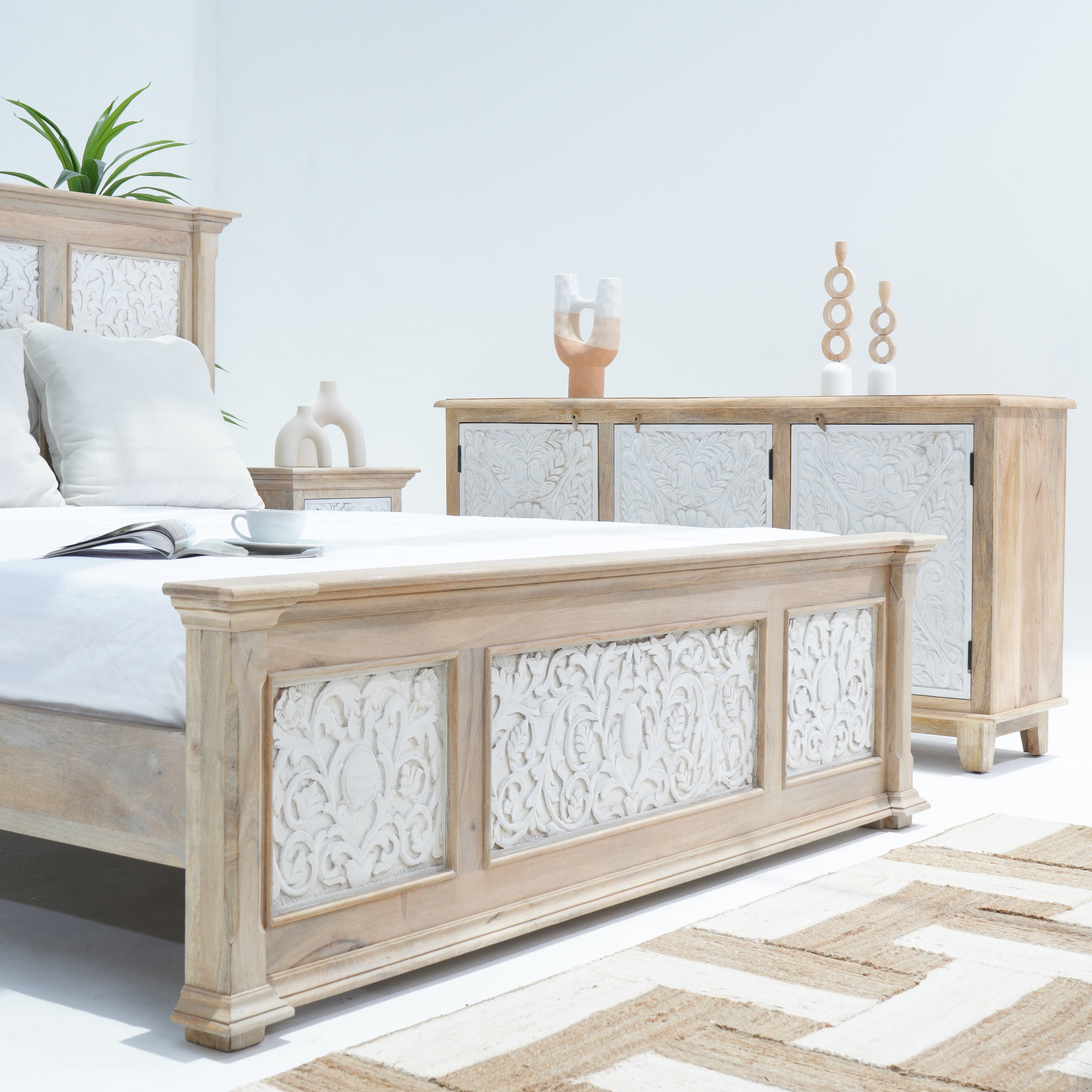 WDN CARVED THREE BLOCK BED