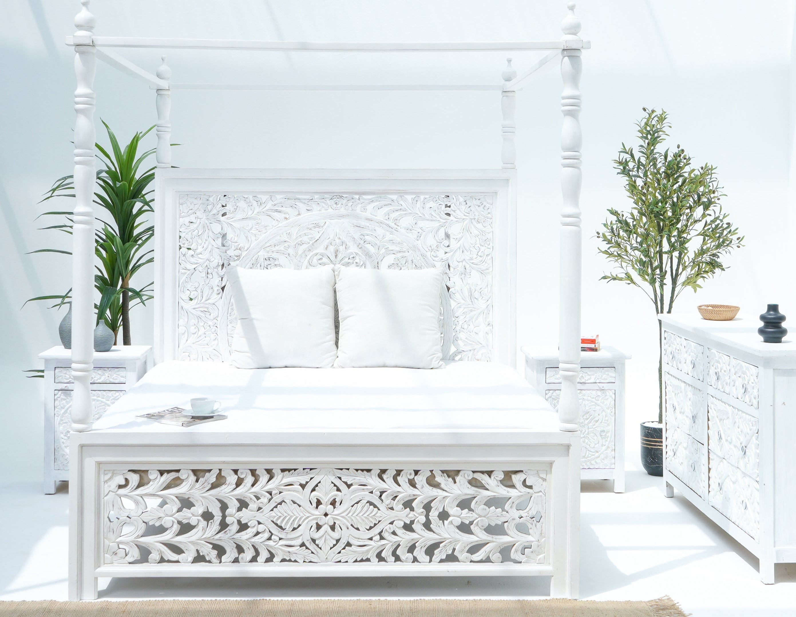 WDN CARVED WHITE FOUR POSTER DABORA BED