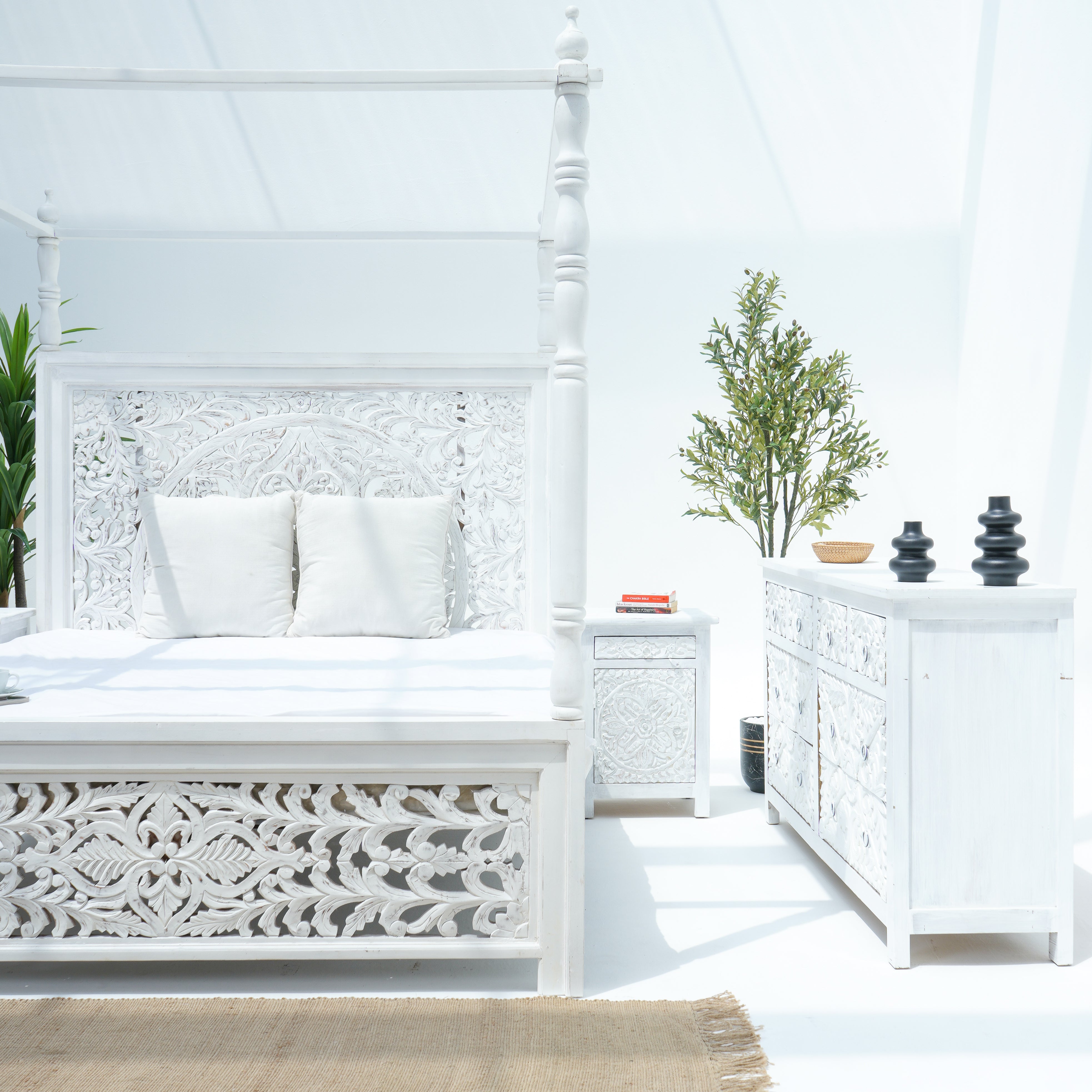 WDN CARVED WHITE FOUR POSTER DABORA BED