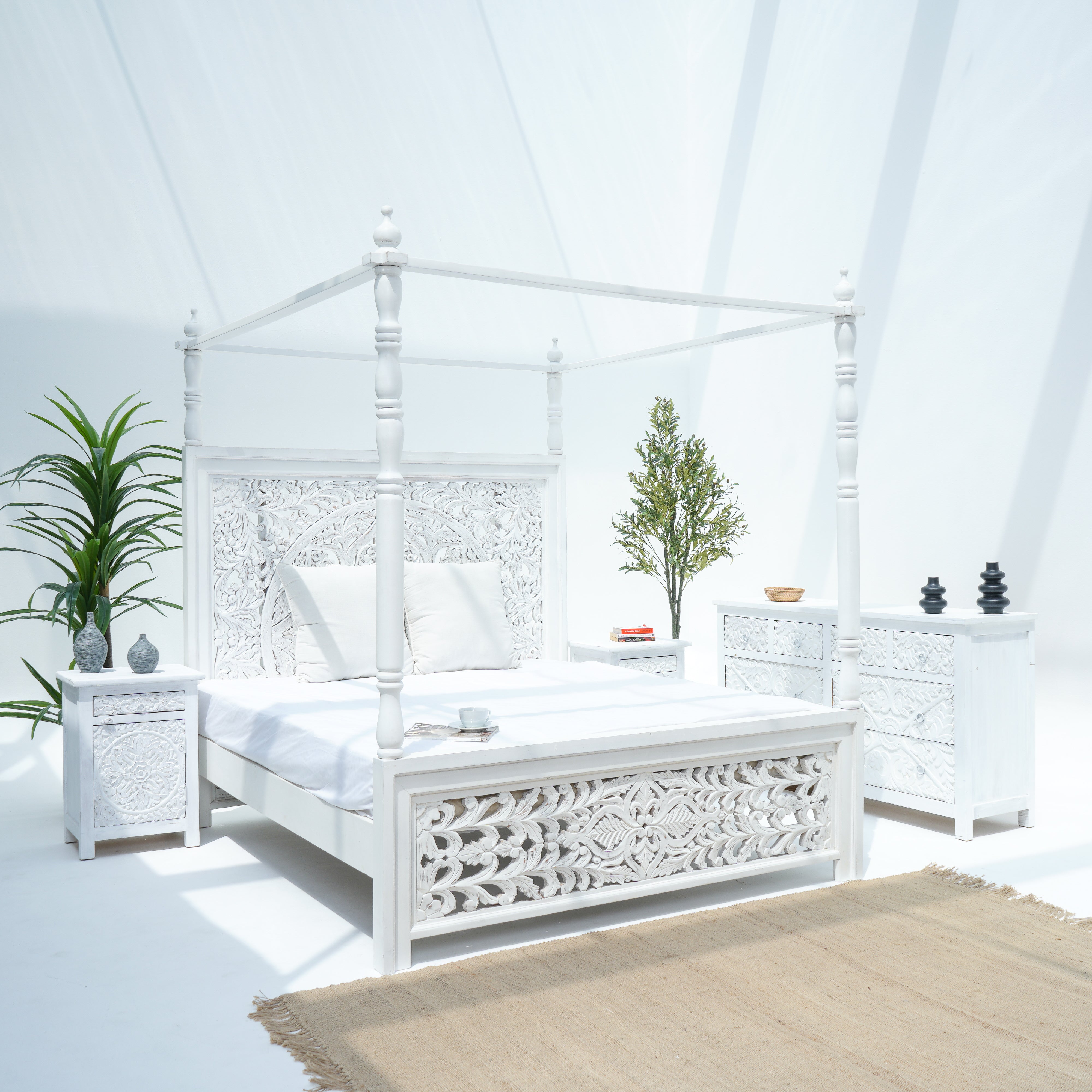 WDN CARVED WHITE FOUR POSTER DABORA BED