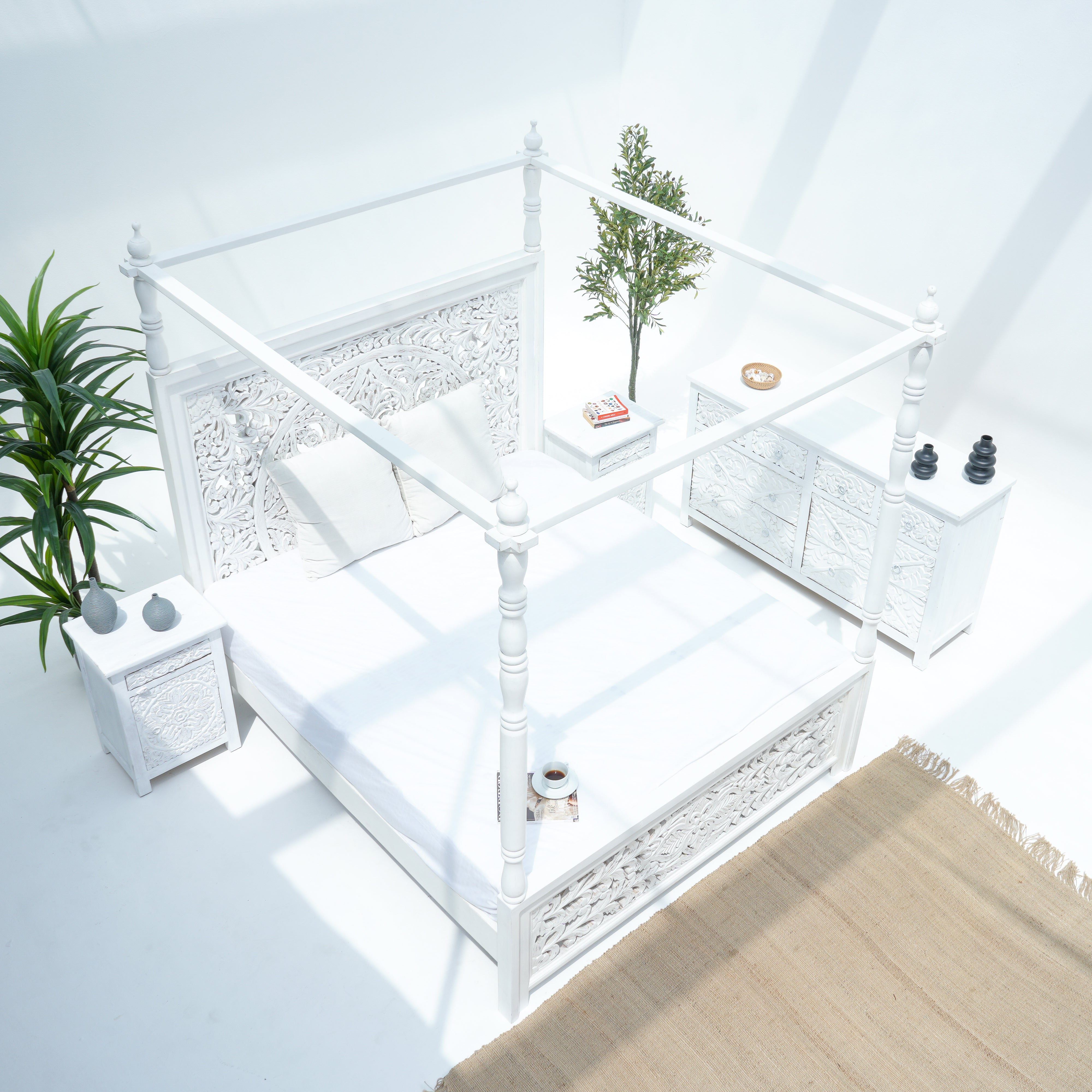 WDN CARVED WHITE FOUR POSTER DABORA BED