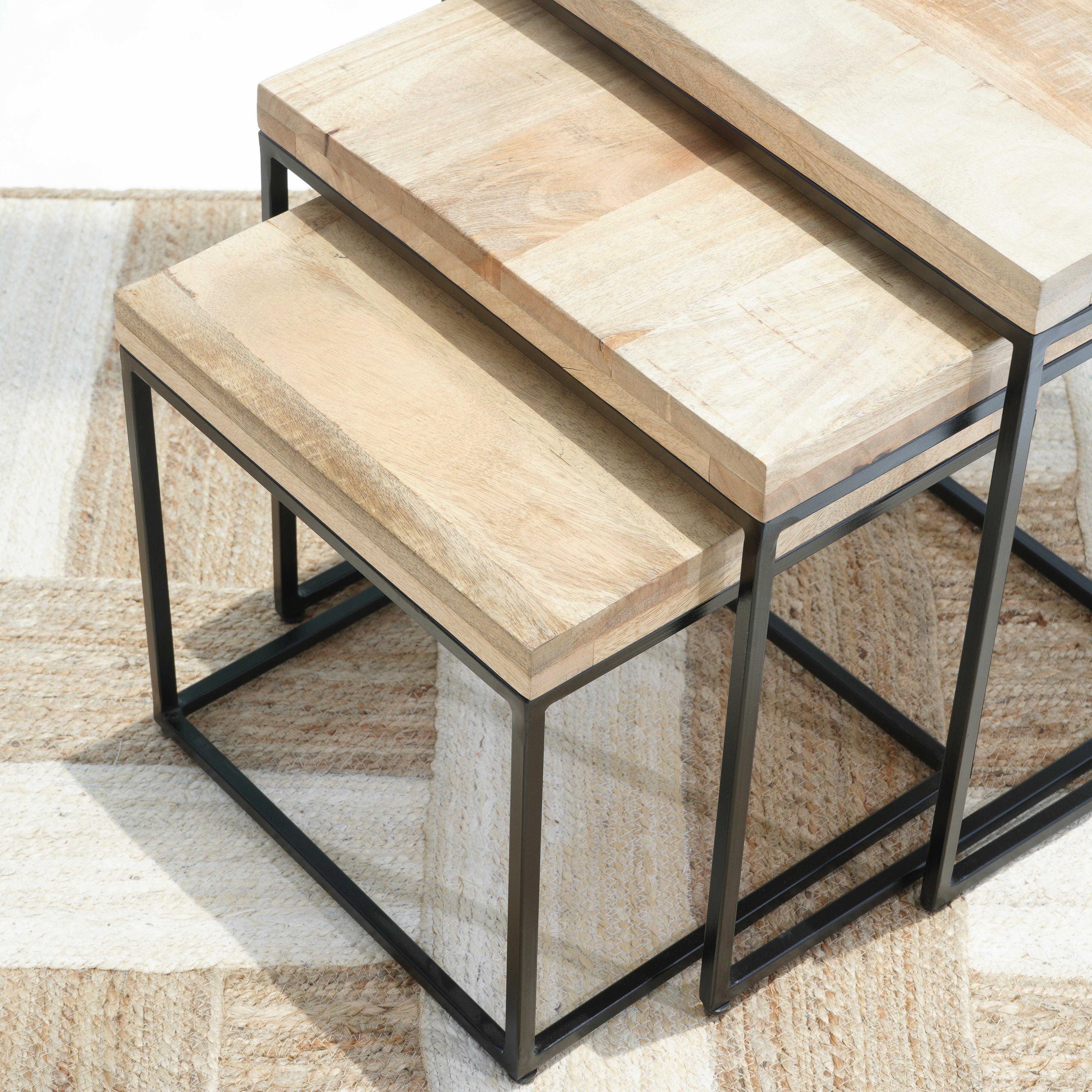 THE VERSATILE NESTING TABLE
