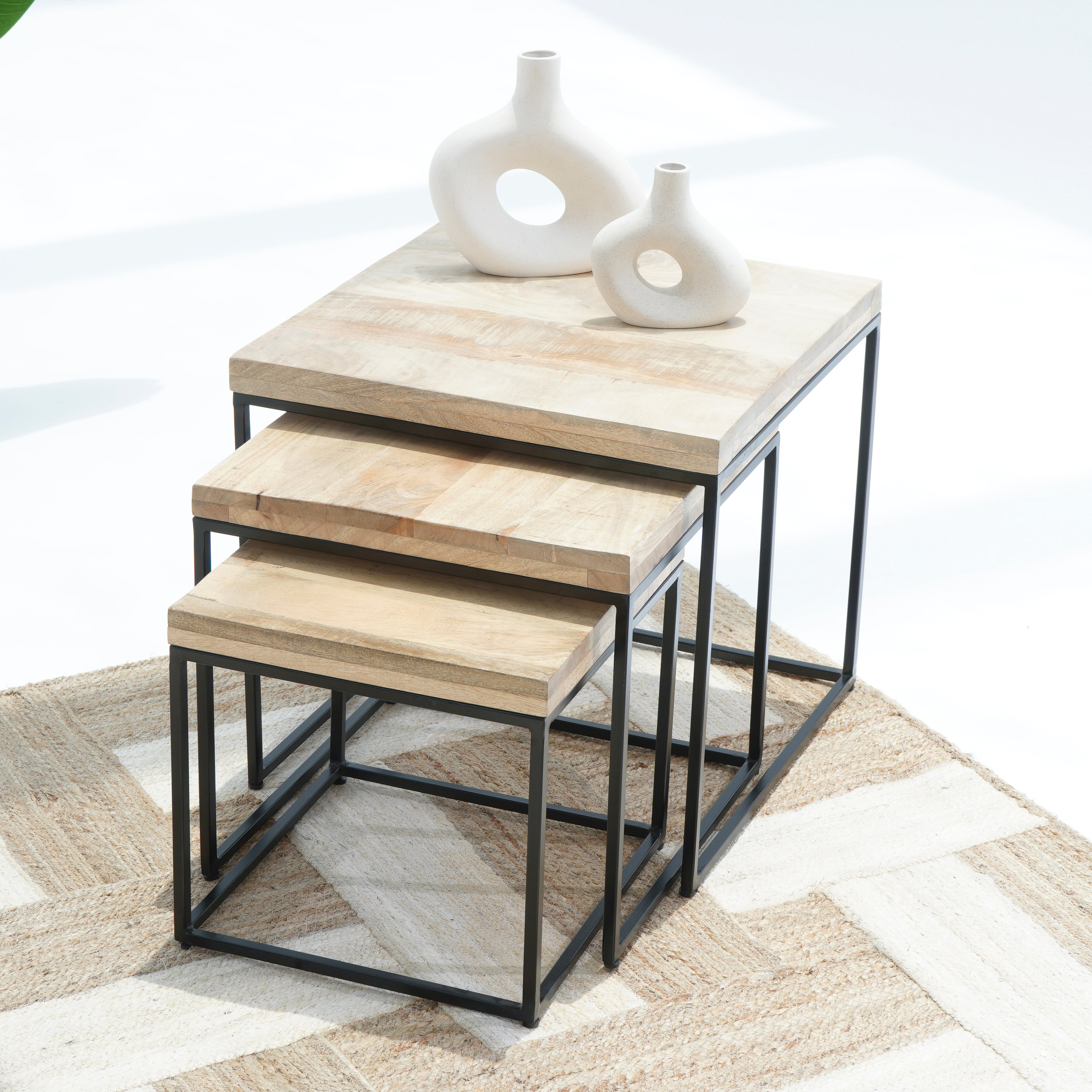 THE VERSATILE NESTING TABLE