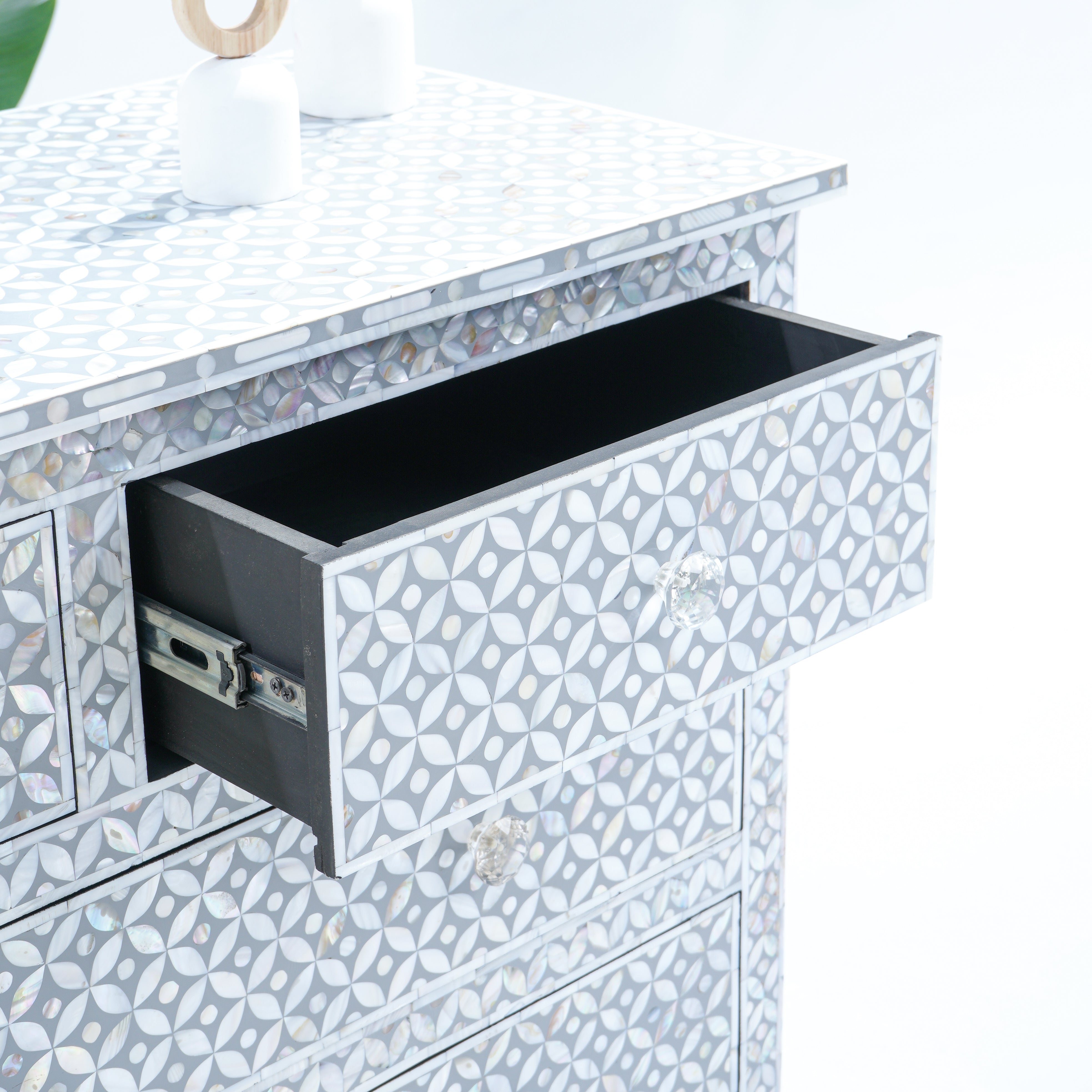 FOUR DRAWER GREY MOP DRAW CHEST
