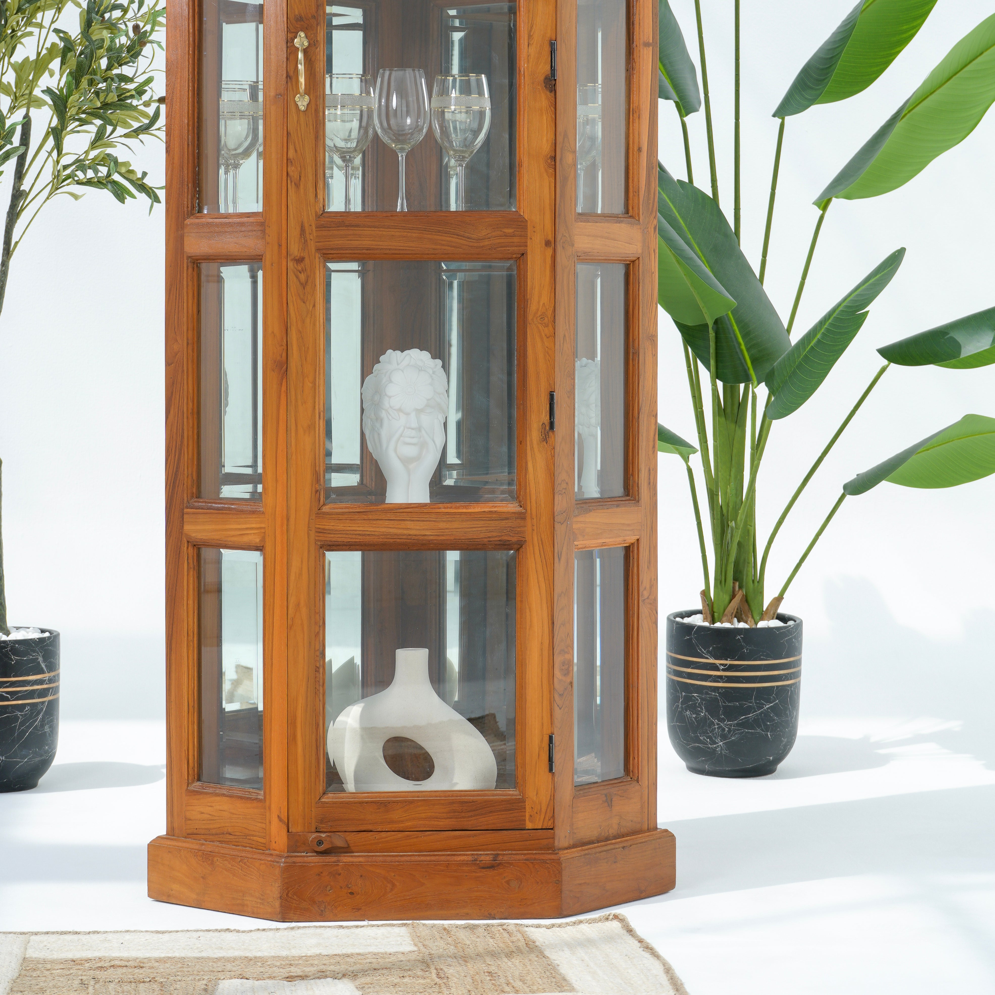 THE GRACEFUL CORNER GLASS SHOWCASE