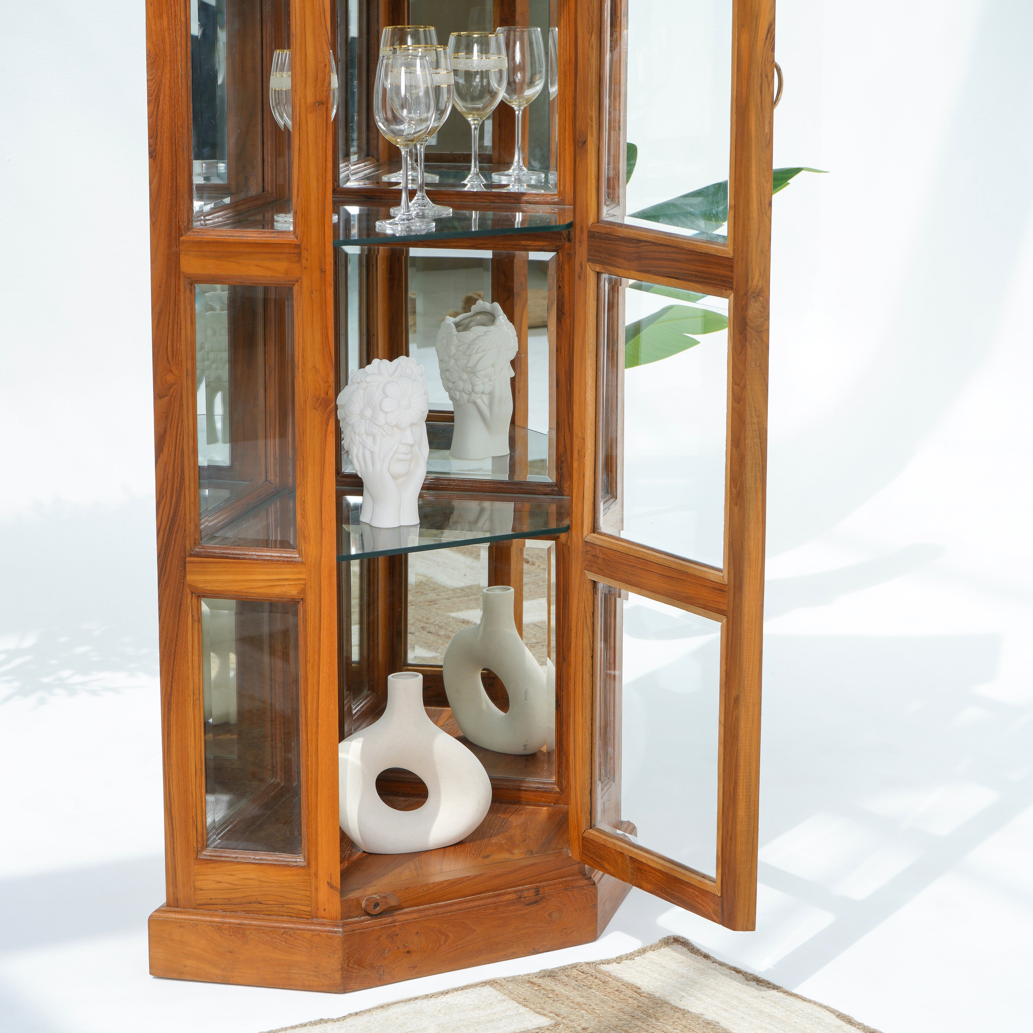 THE GRACEFUL CORNER GLASS SHOWCASE