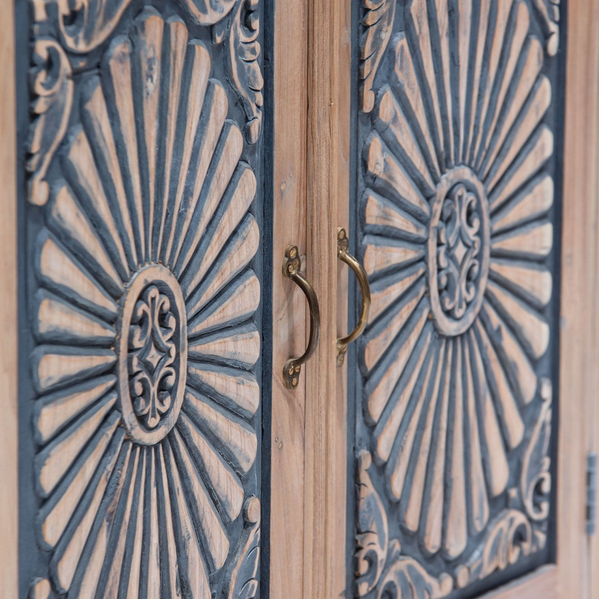 CHARLORE WOODEN SIDEBOARD - Art and craft furniture