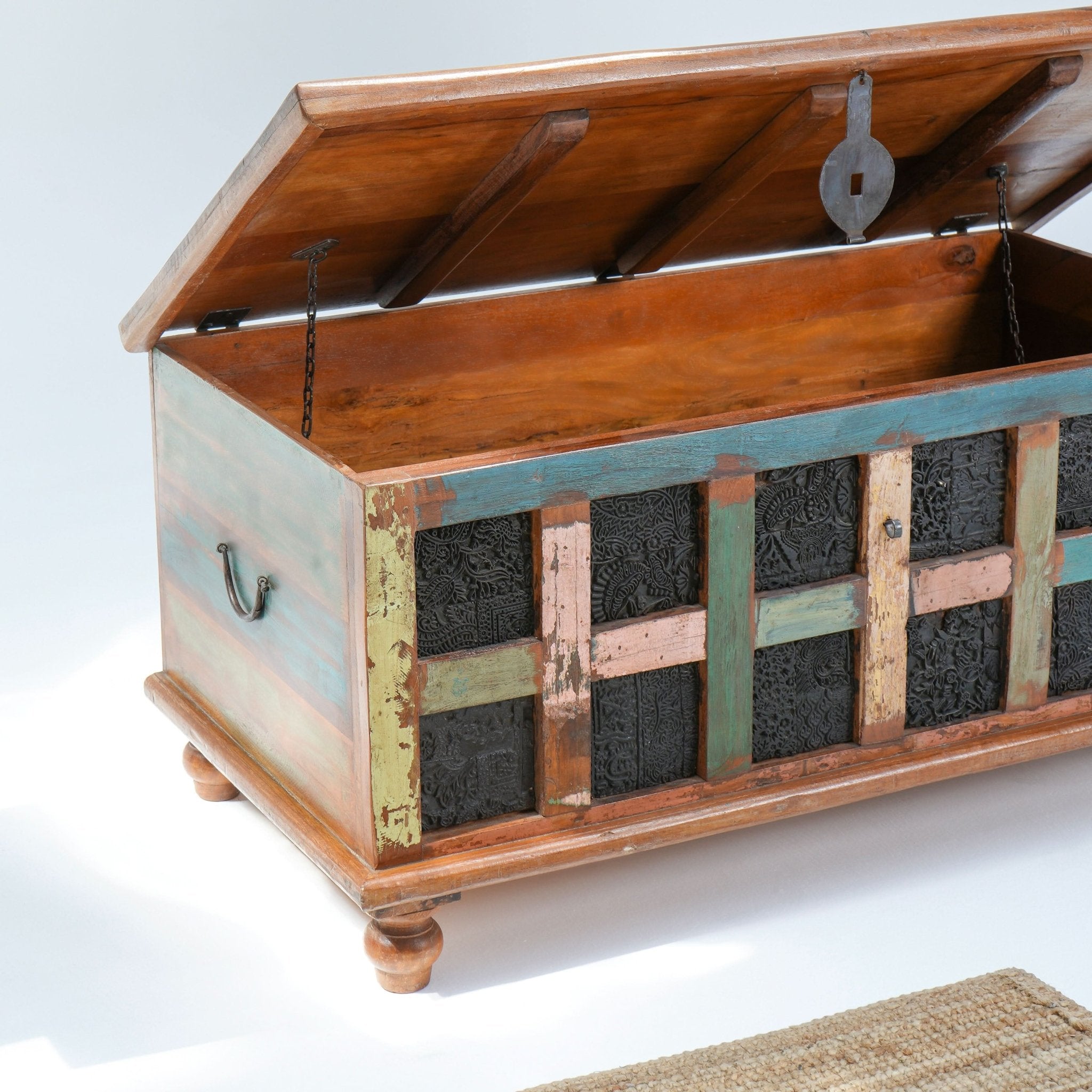 DECORATIVE WOODEN ANTIQUE BOX - Art and craft furniture