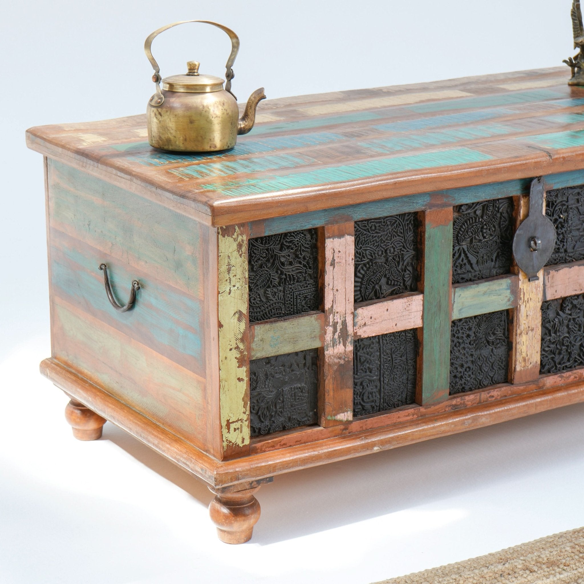 DECORATIVE WOODEN ANTIQUE BOX - Art and craft furniture